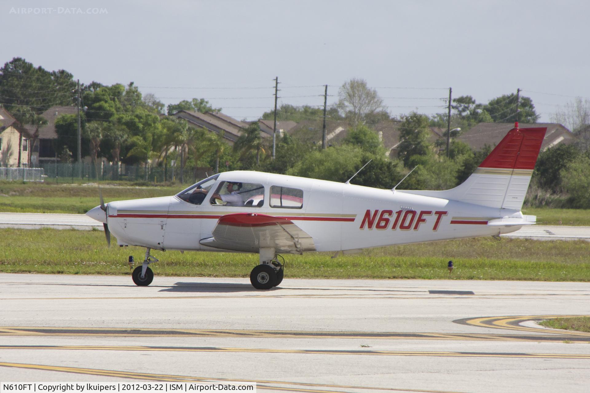 N610FT, 1989 Piper PA-28-161 C/N 2841221, Taxiing at Kissimmee Airport