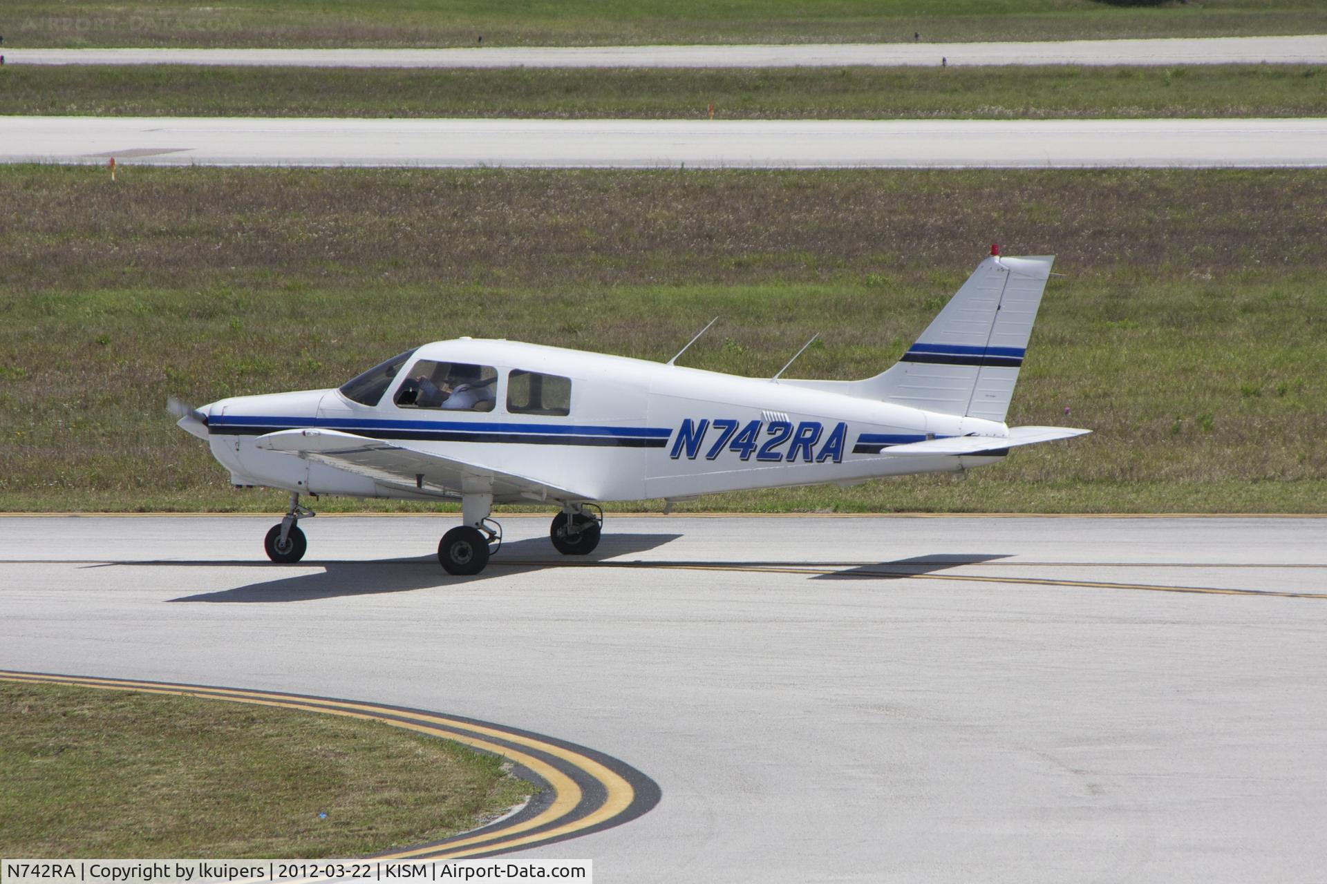 N742RA, 1989 Piper PA-28-161 C/N 2841205, Taxiing to RW15