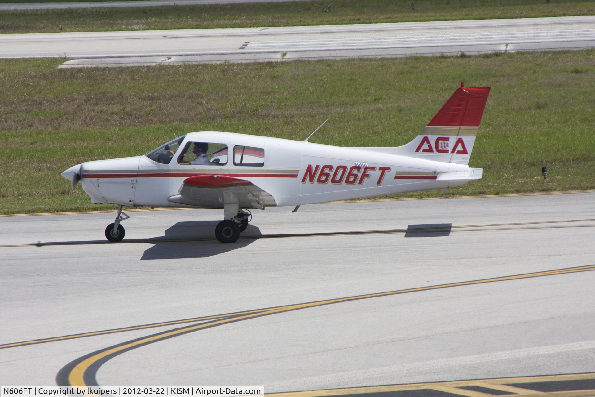 N606FT, 1989 Piper PA-28-161 C/N 2841199, Taxiing to RW15 at Kissimmee Airport