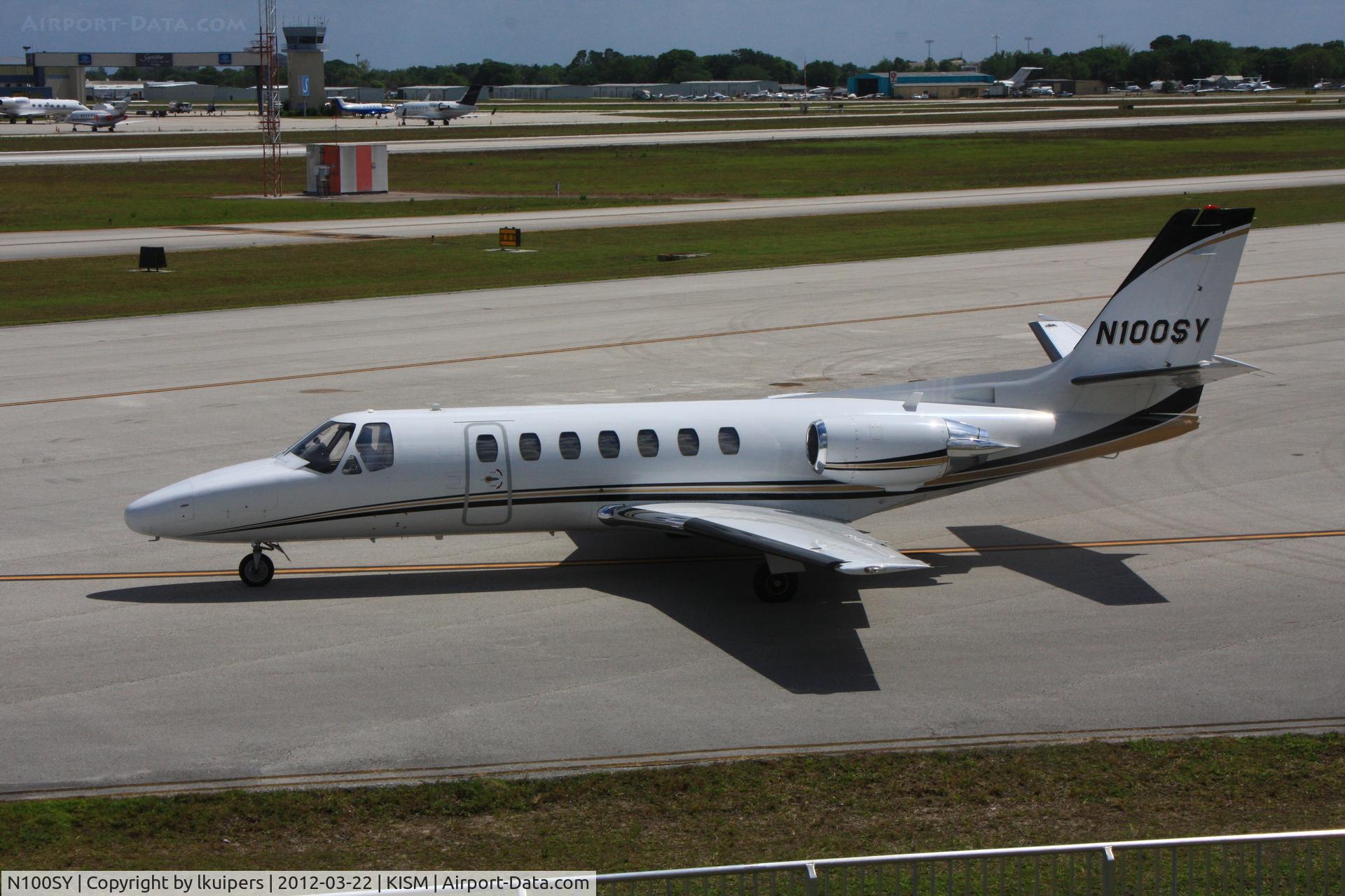 N100SY, 1990 Cessna 560 Citation V C/N 560-0054, taxiing from its stand