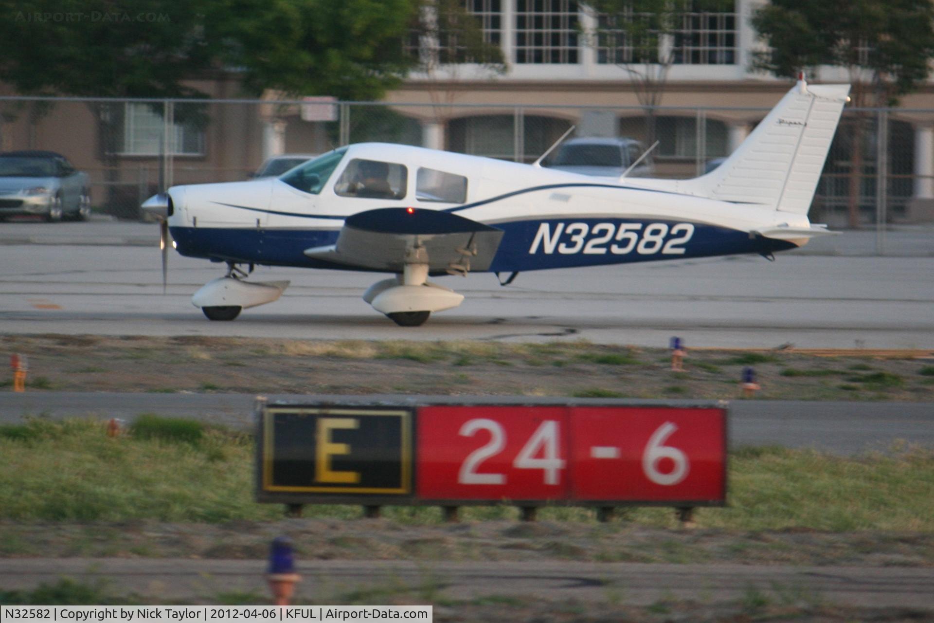 N32582, 1974 Piper PA-28-140 C/N 28-7525086, taxiing on alpha