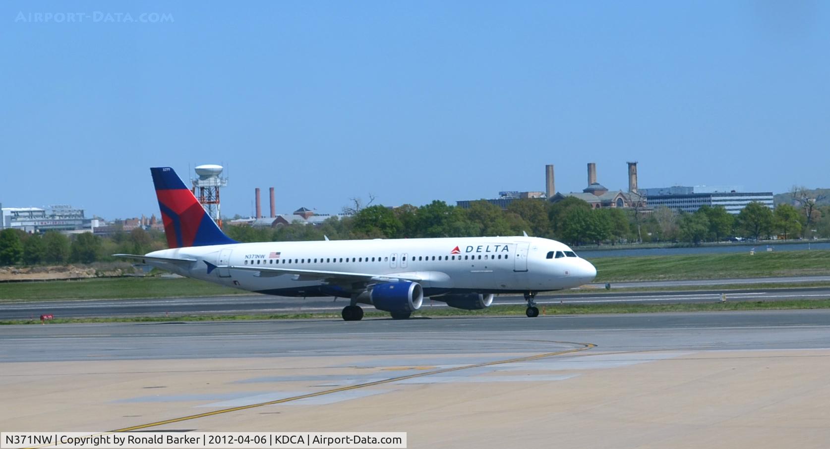 N371NW, 2001 Airbus A320-212 C/N 1535, DCA, VA