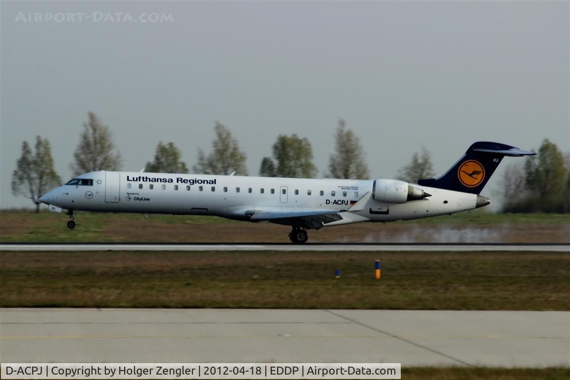 D-ACPJ, Canadair CRJ-701ER (CL-600-2C10) Regional Jet C/N 10040, Straight from DUS down to rwy 26R......