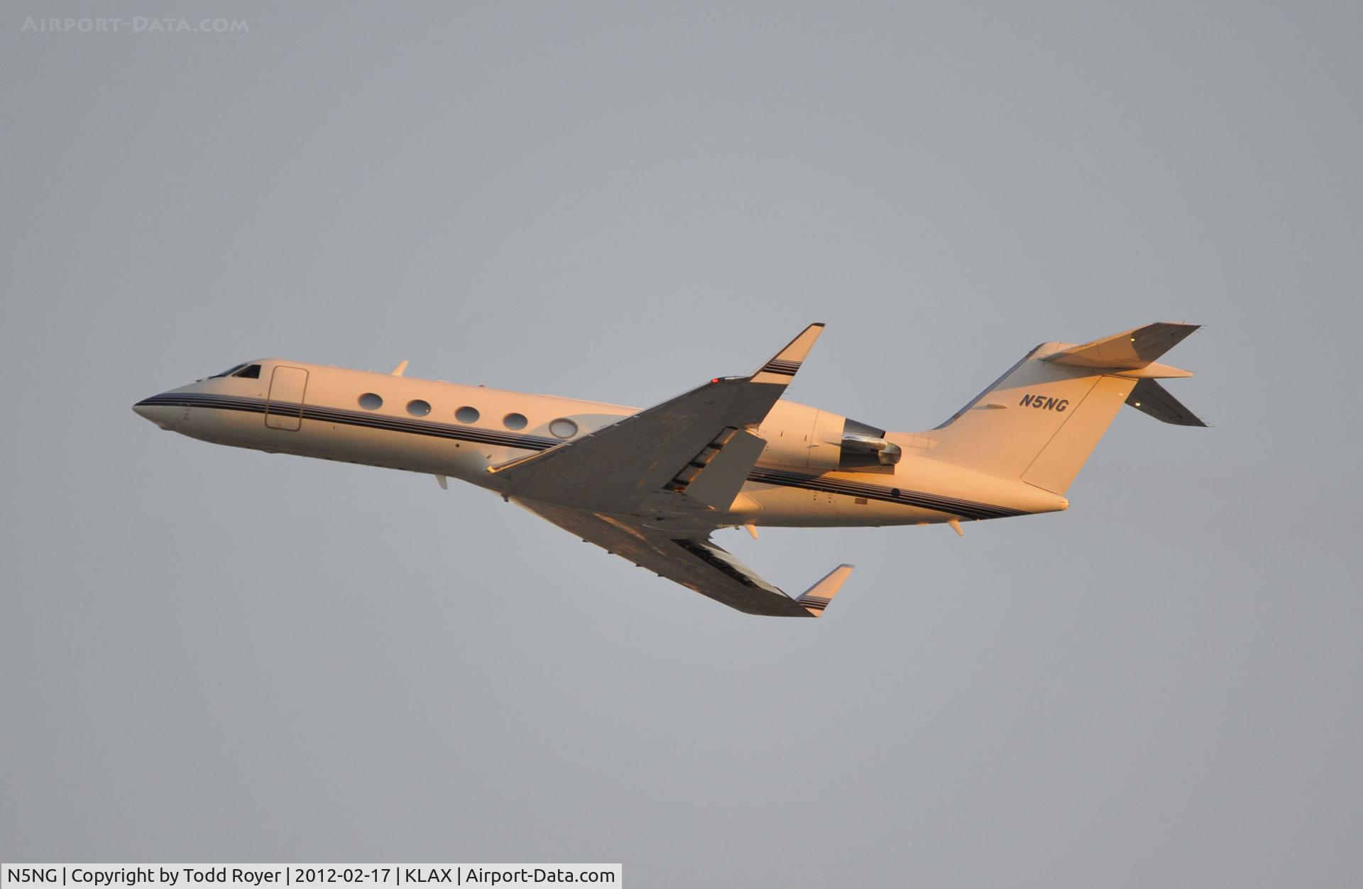 N5NG, 2002 Gulfstream Aerospace G-IV C/N 1485, Departing LAX on 25R
