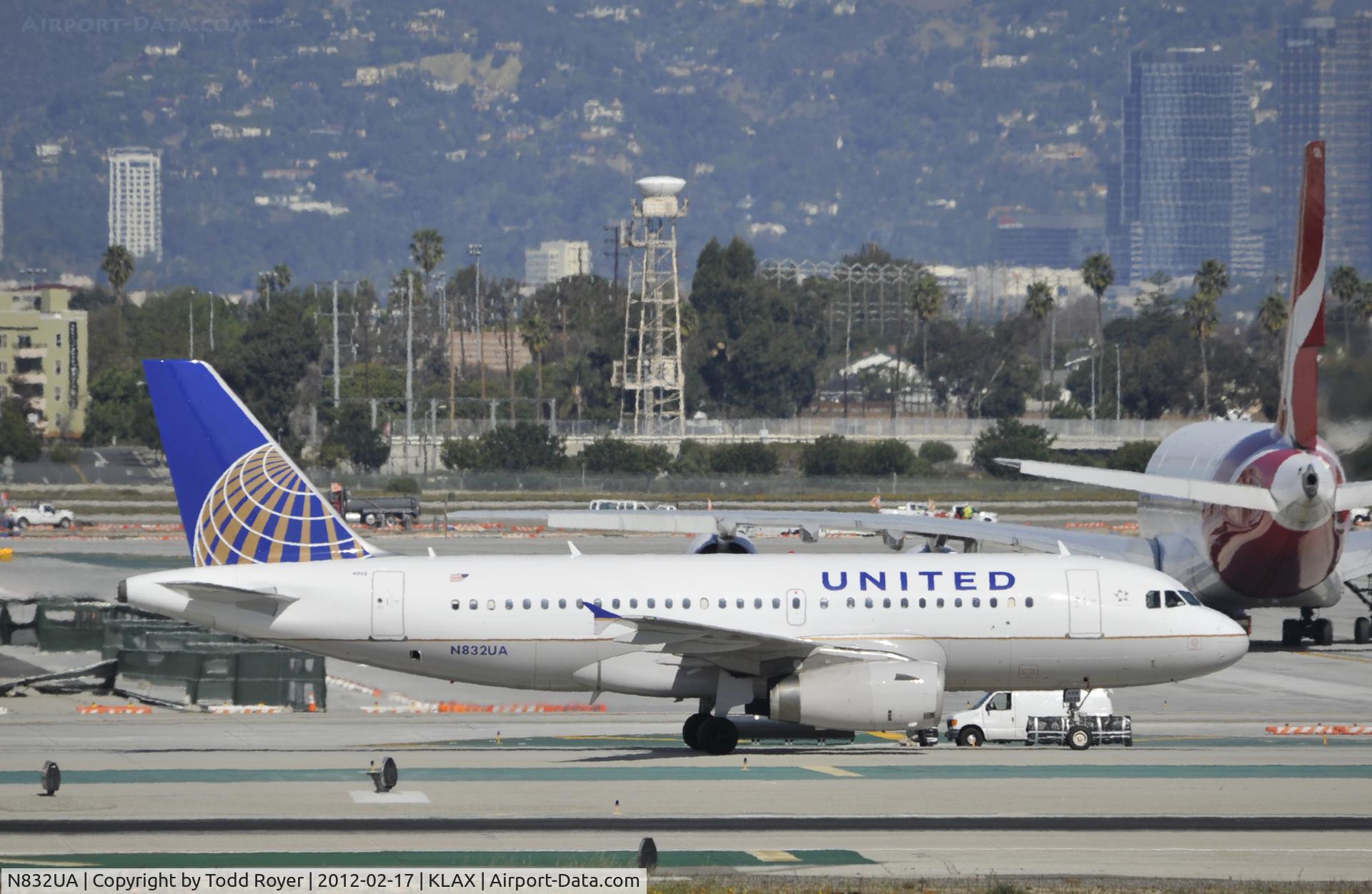 N832UA, 2000 Airbus A319-131 C/N 1321, Taxiing to gate at LAX
