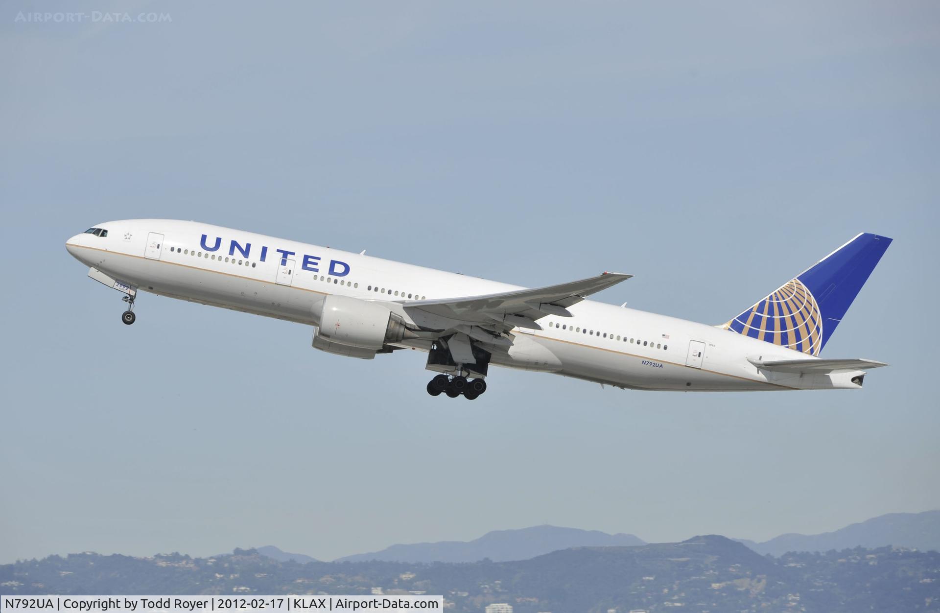N792UA, 1997 Boeing 777-222 C/N 26934, Departing LAX on 25R
