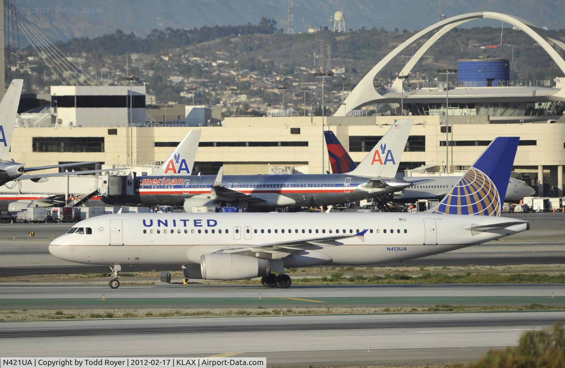 N421UA, 1994 Airbus A320-232 C/N 500, Taxiing to Gate at LAX