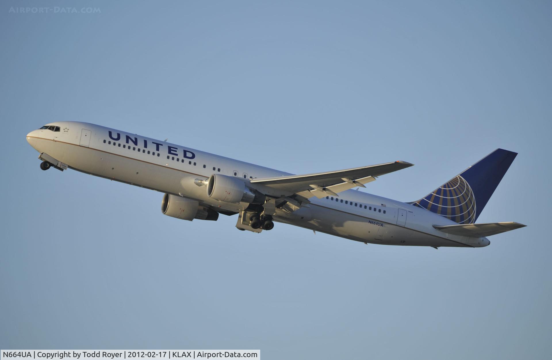 N664UA, 1998 Boeing 767-322 C/N 29236, departing LAX on 25R