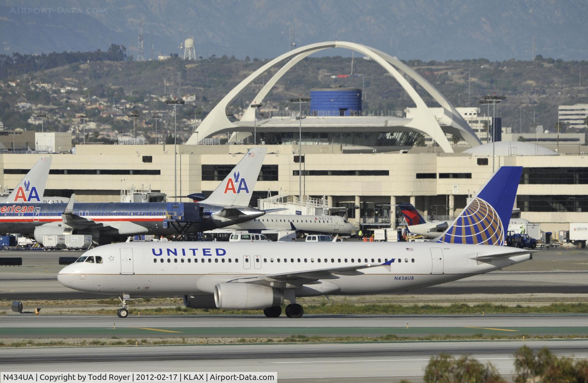 N434UA, 1996 Airbus A320-232 C/N 592, Taxiing to gate at LAX