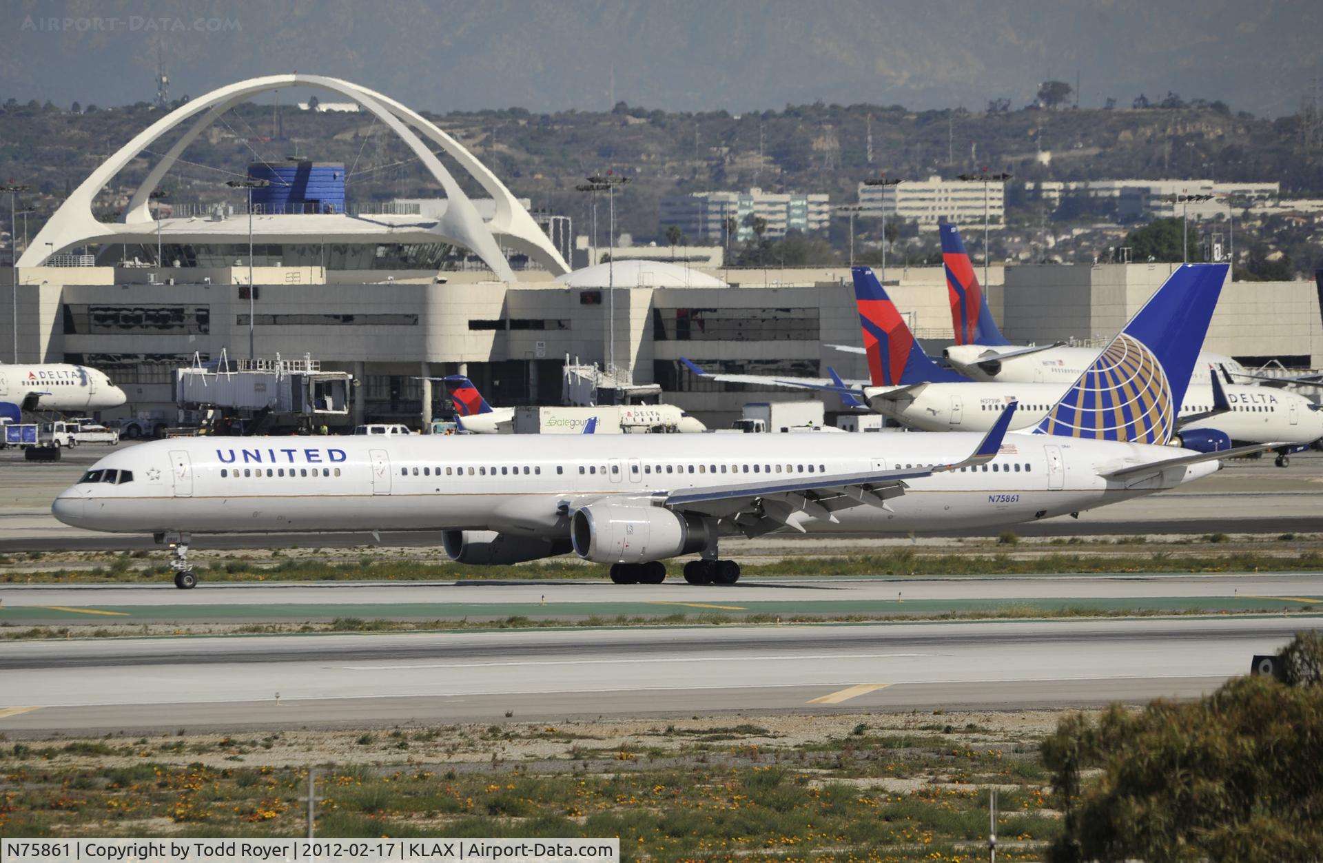 N75861, 2001 Boeing 757-33N C/N 32585, Taxiing to gate at LAX