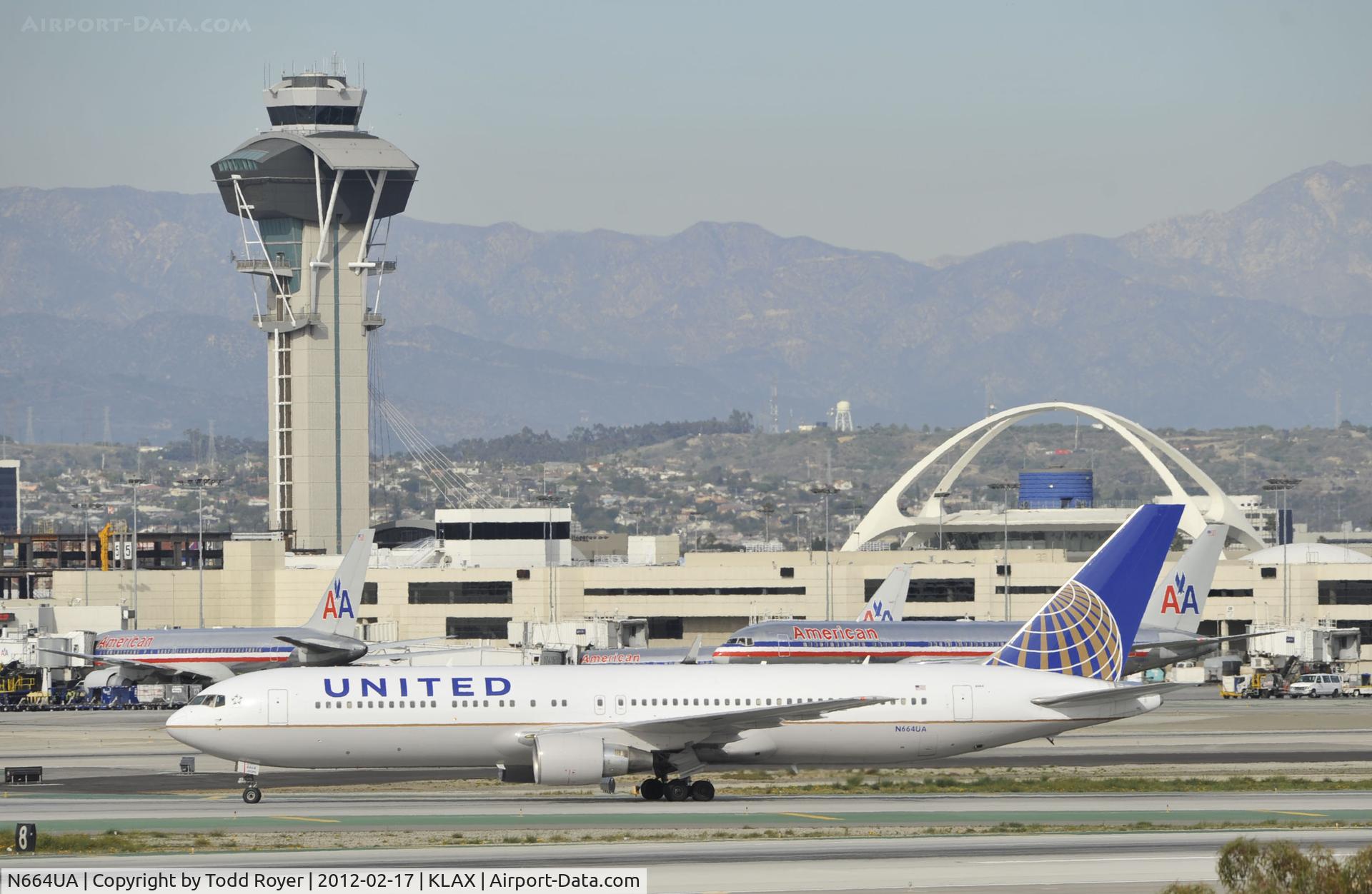 N664UA, 1998 Boeing 767-322 C/N 29236, Taxiing to gate at LAX