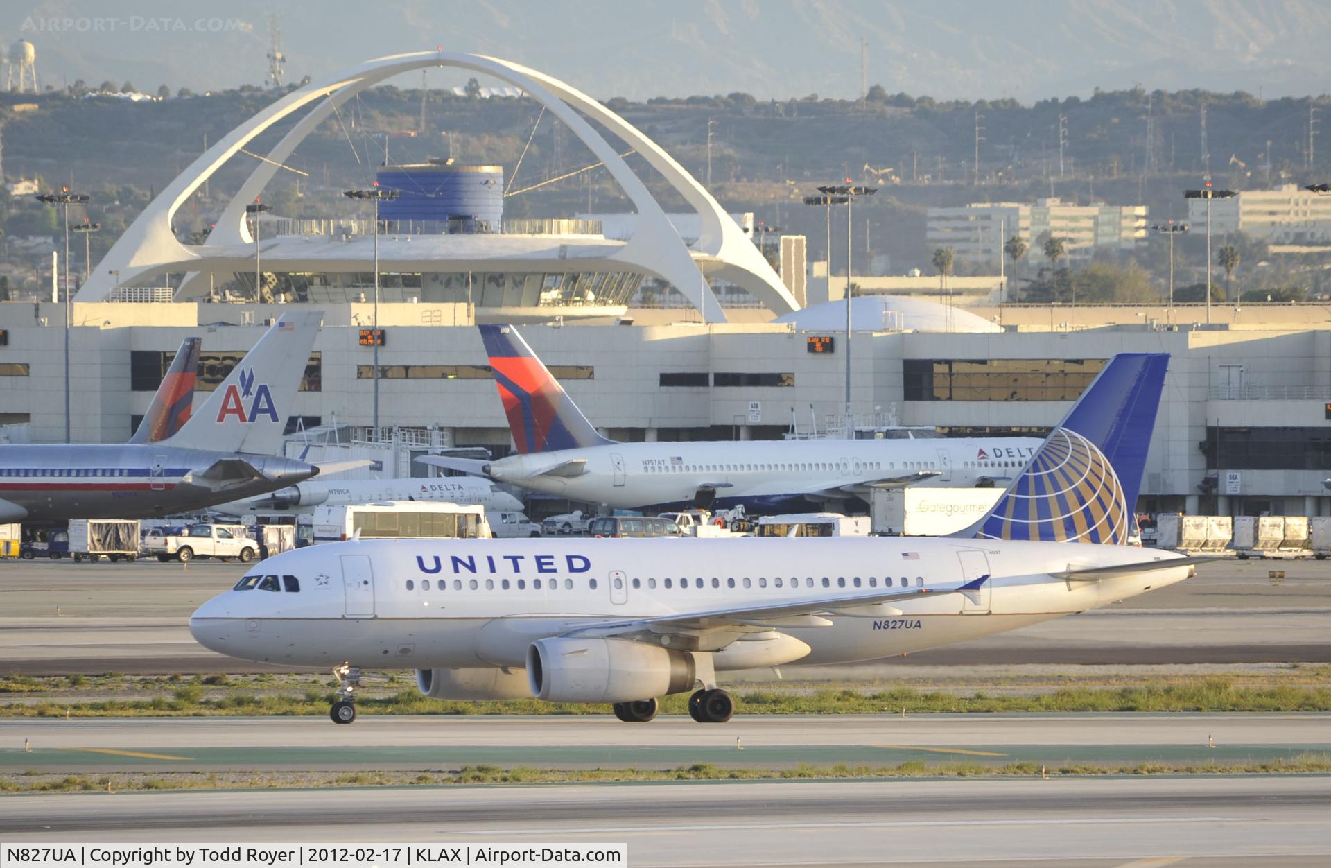 N827UA, 1999 Airbus A319-131 C/N 1022, Taxiing to gate at LAX