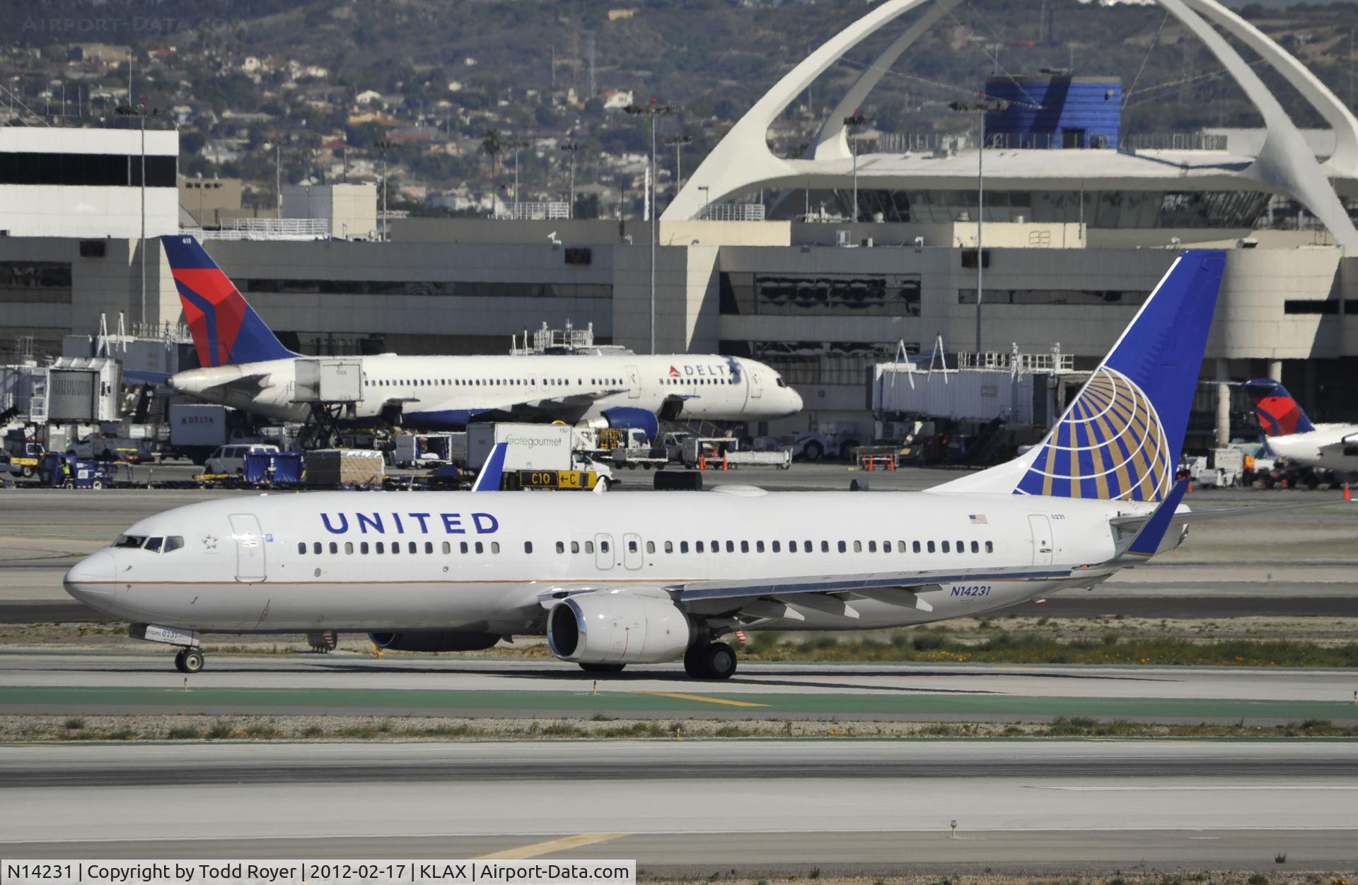 N14231, 1999 Boeing 737-824 C/N 28795, Taxiing to gate at LAX