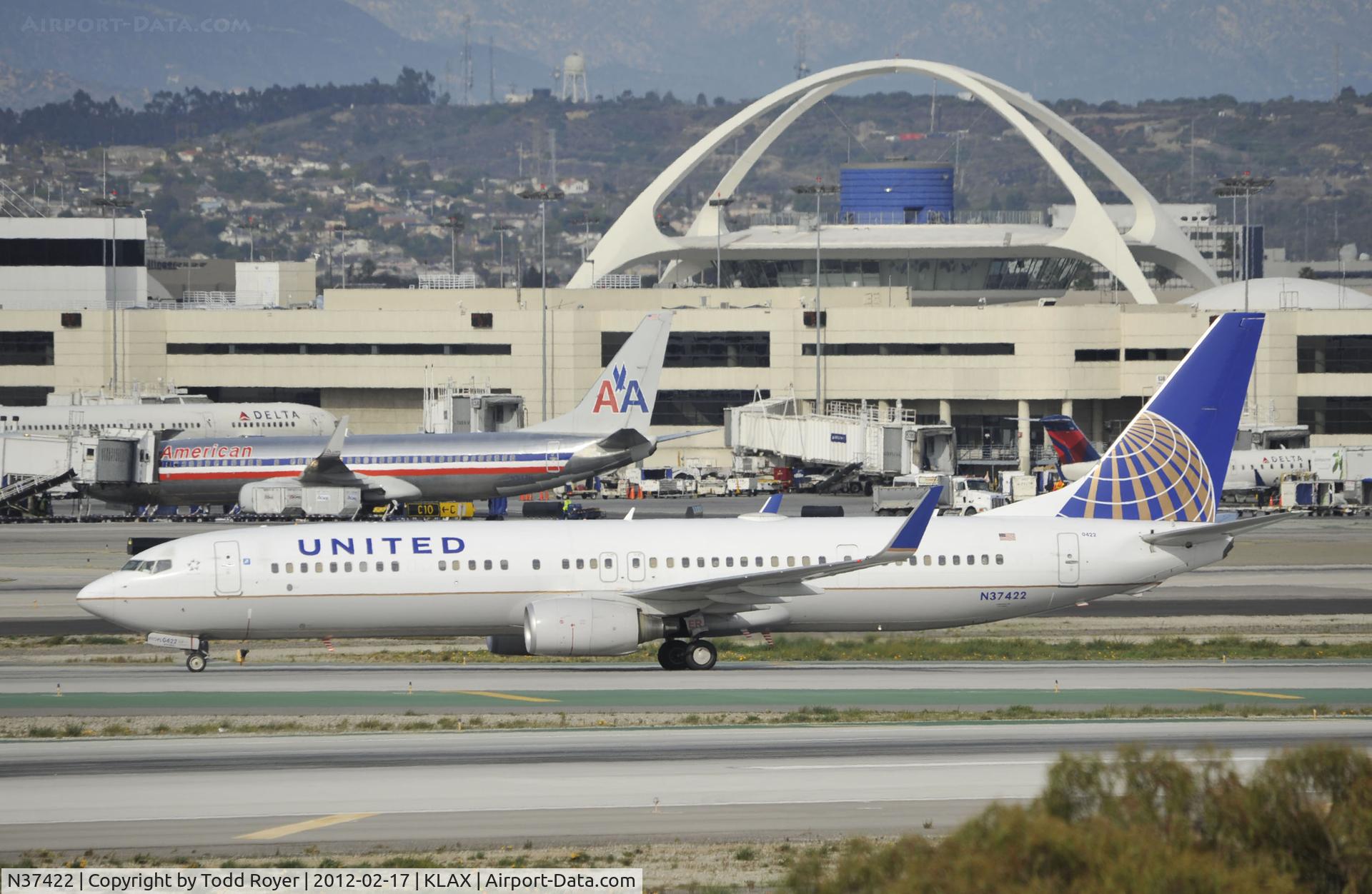 N37422, 2008 Boeing 737-924/ER C/N 31620, Taxiing to gate at LAX