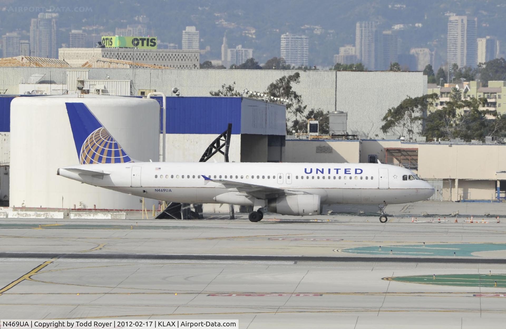 N469UA, 2001 Airbus A320-232 C/N 1409, Taxiing to gate at LAX