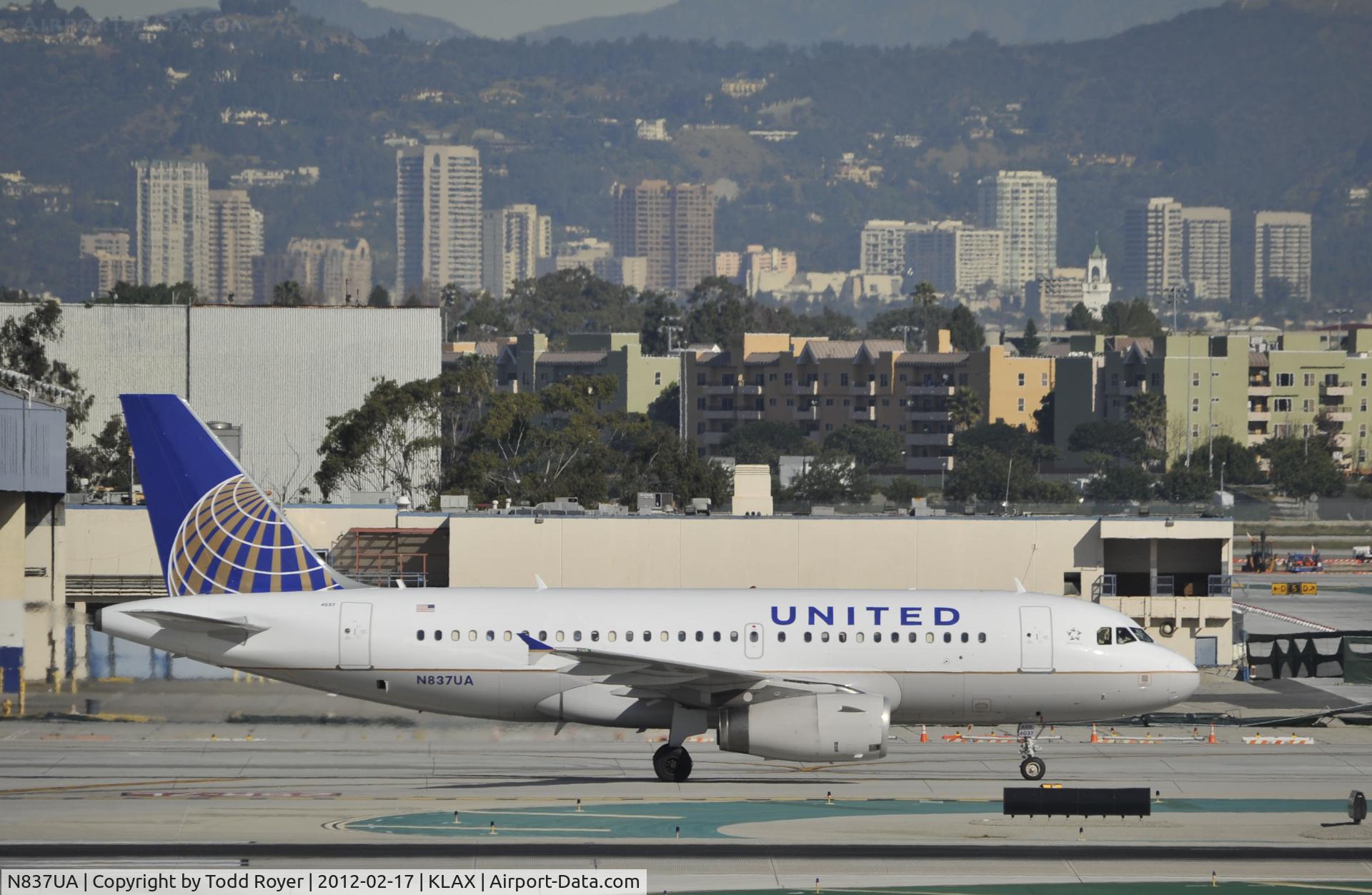 N837UA, 2001 Airbus A319-131 C/N 1474, Taxiing to Gate at LAX