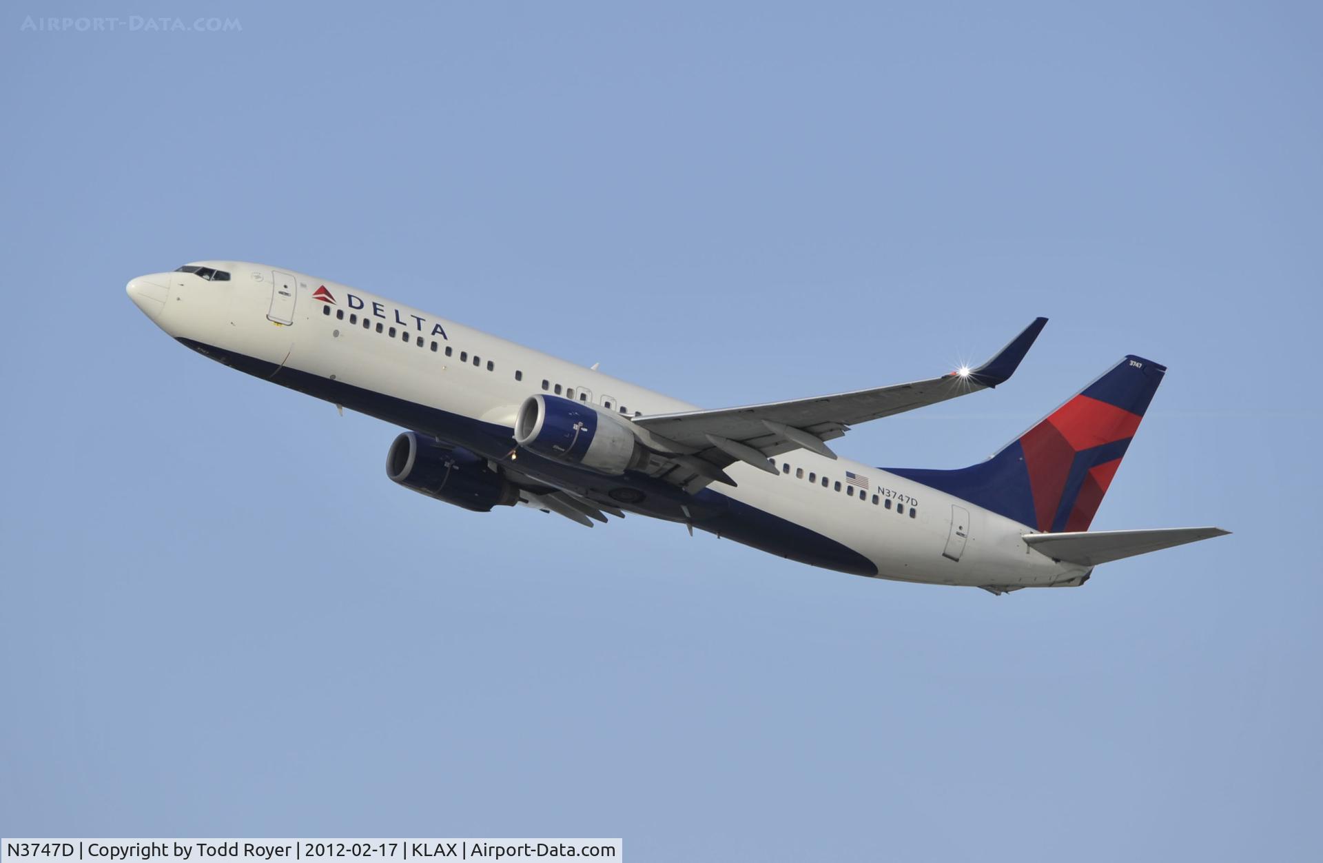 N3747D, 2001 Boeing 737-832 C/N 32374, Departing LAX on 25R
