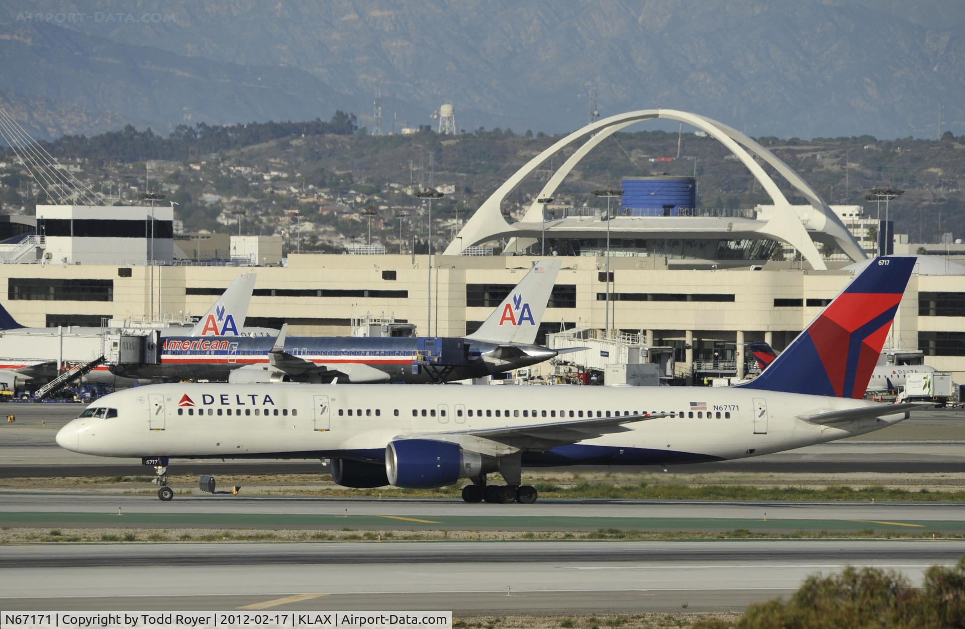 N67171, 2001 Boeing 757-232 C/N 30839, Taxiing to gate at LAX