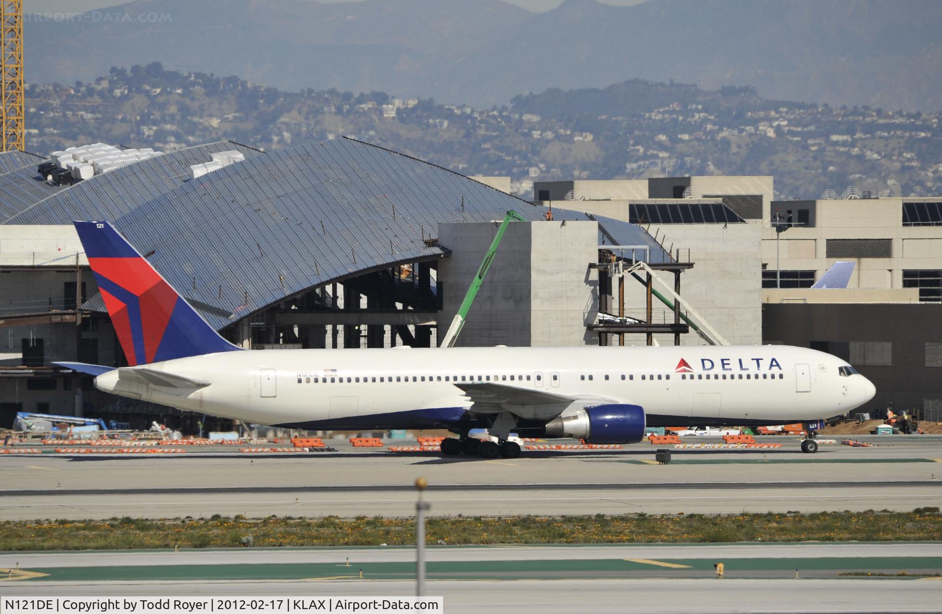 N121DE, 1987 Boeing 767-332 C/N 23435, Taxiing to gate at LAX