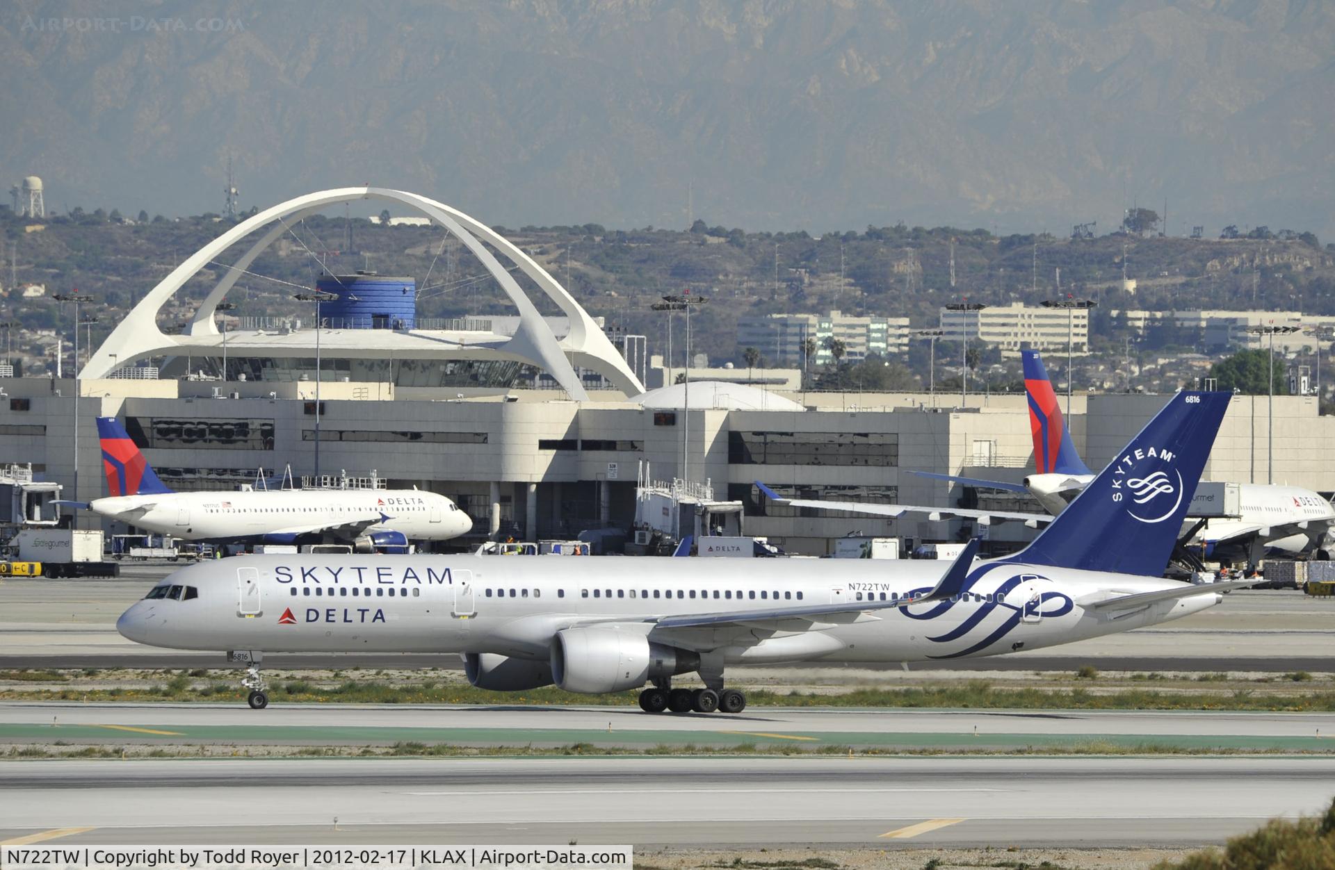 N722TW, 1999 Boeing 757-231 C/N 29385, Taxiing to gate at LAX