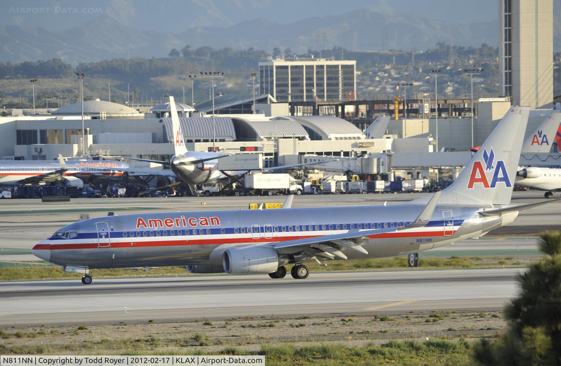N811NN, 2009 Boeing 737-823 C/N 31079, Taxiing to gate at LAX