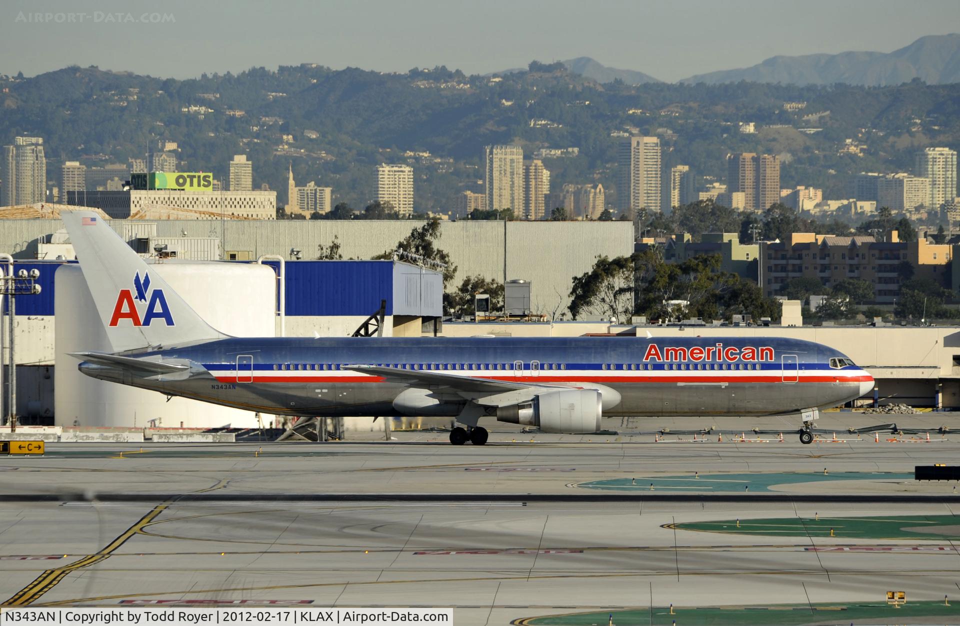 N343AN, 2003 Boeing 767-323 C/N 33082, Taxiing to gate at LAX