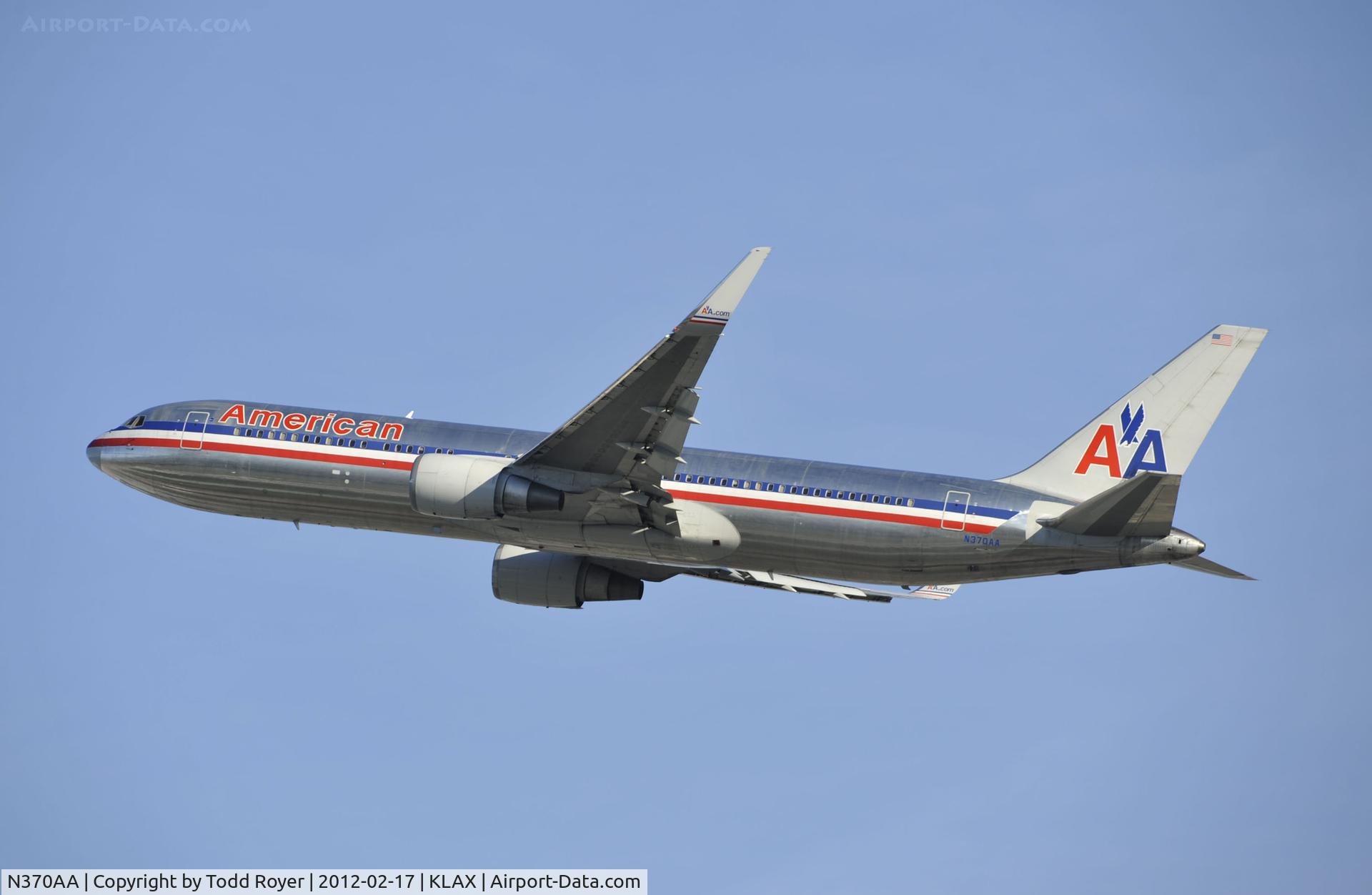N370AA, 1992 Boeing 767-323 C/N 25197, Departing LAX on 25R