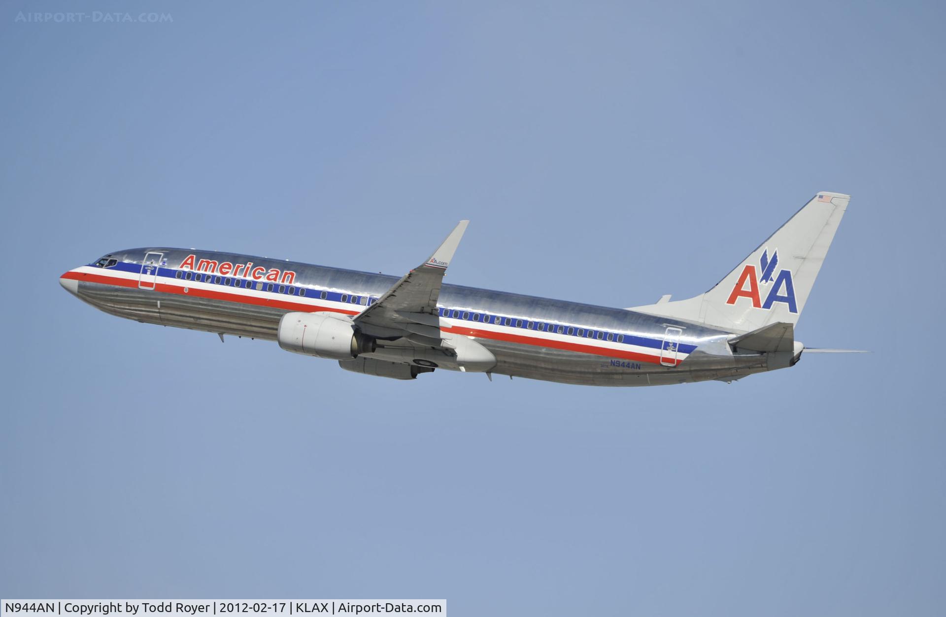 N944AN, 2000 Boeing 737-823 C/N 29535, Departing LAX on 25R