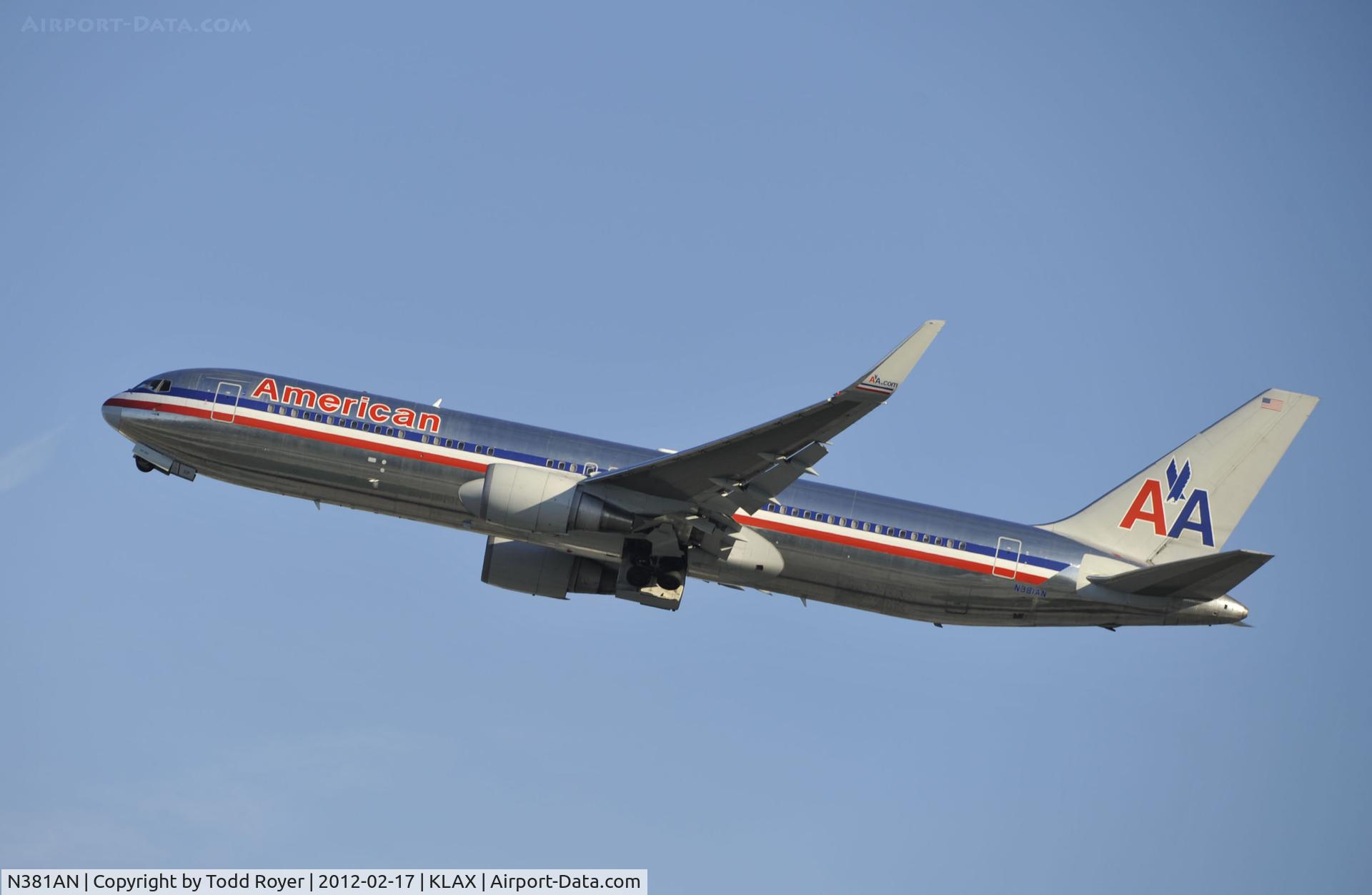 N381AN, 1993 Boeing 767-323 C/N 25450, Departing LAX on 25R