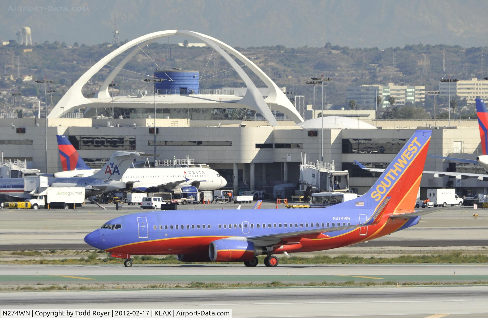 N274WN, 2007 Boeing 737-7H4 C/N 32529, Taxiing to gate at LAX