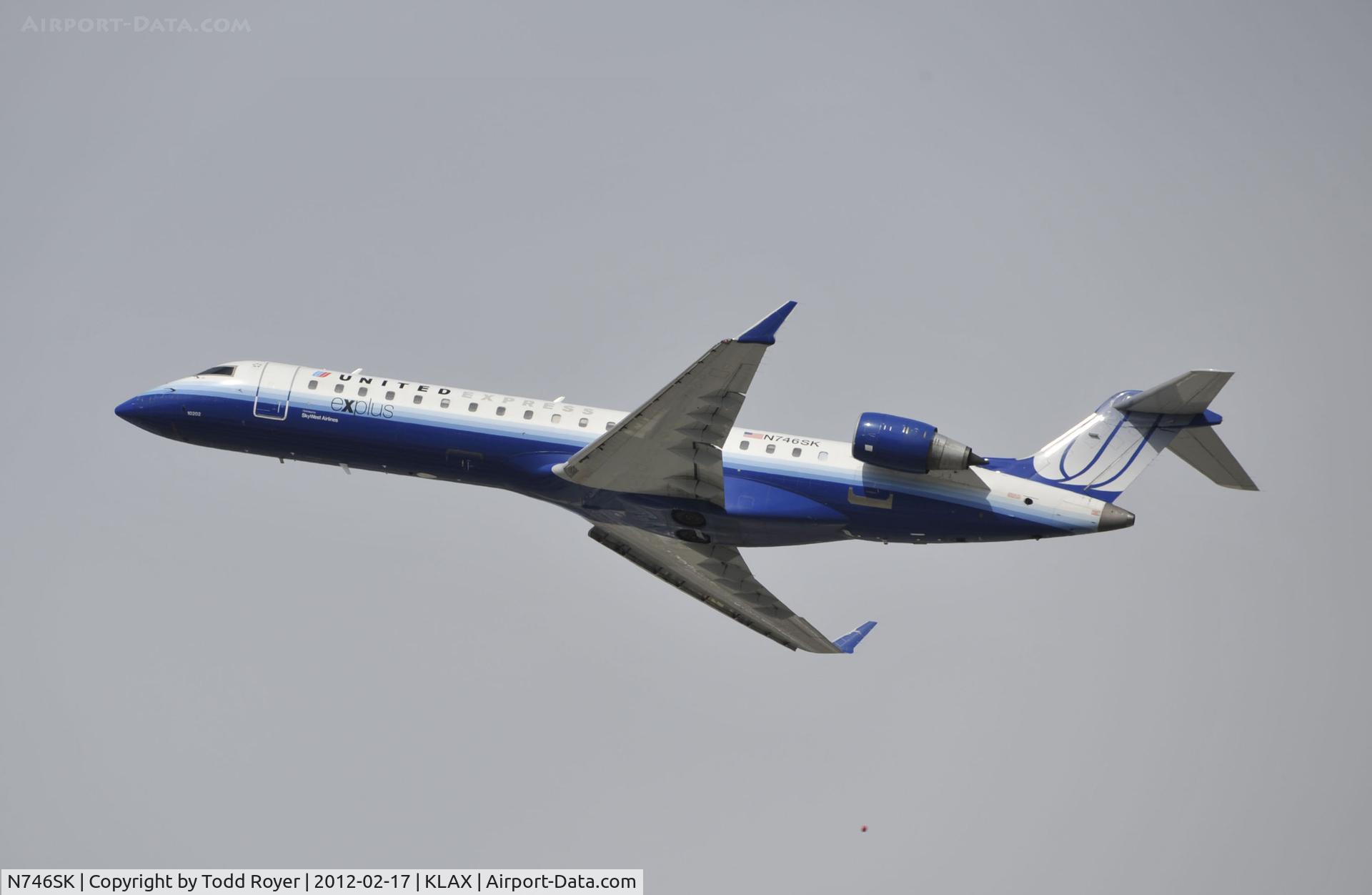 N746SK, 2005 Bombardier CRJ-700 (CL-600-2C10) Regional Jet C/N 10202, Departing LAX on 25R