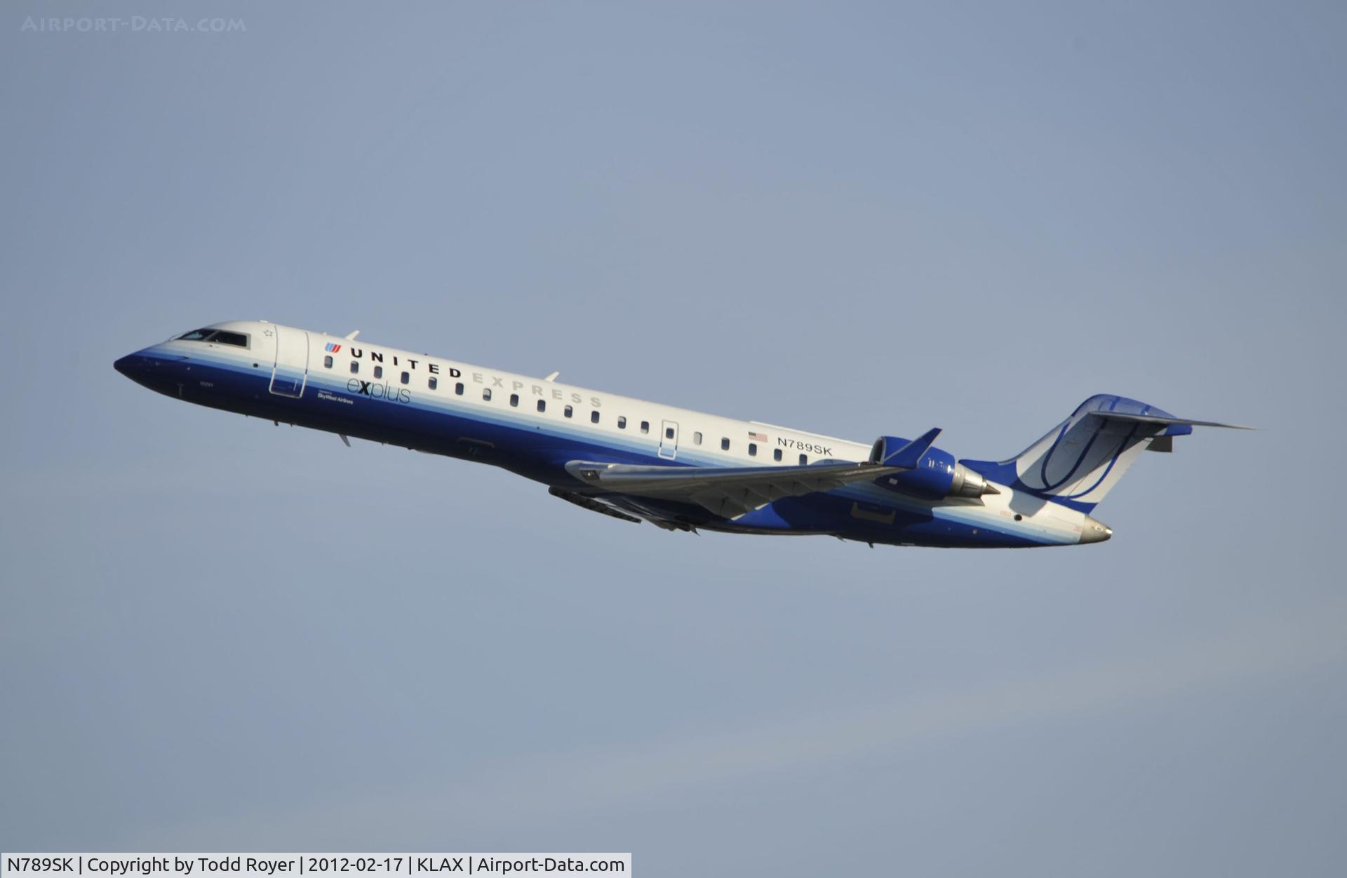 N789SK, 2009 Bombardier CRJ-700 (CL-600-2C10) Regional Jet C/N 10291, Depparting LAX on 25R