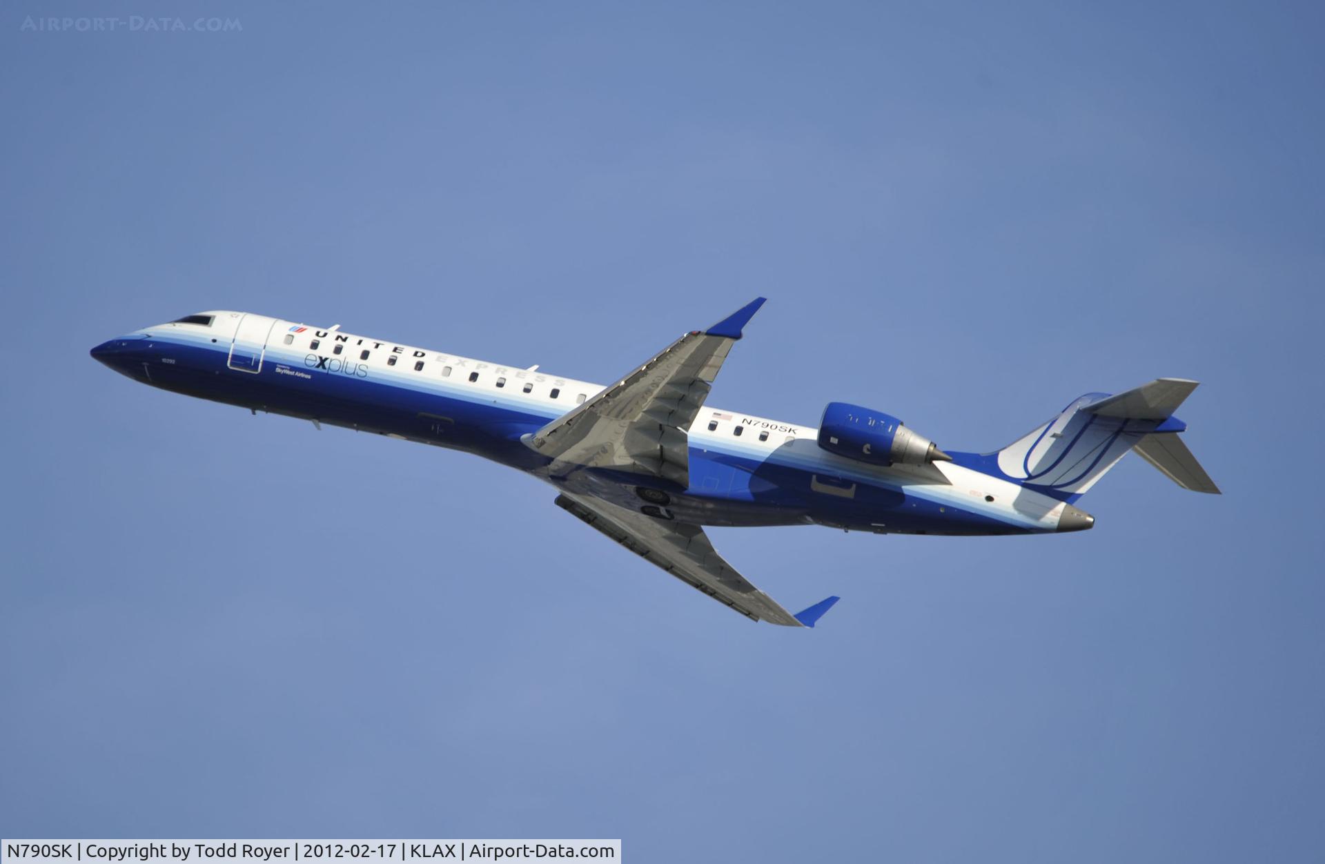 N790SK, 2009 Canadair CL-600-2C10 Regional Jet CRJ-700 C/N 10292, Departing LAX on 25R