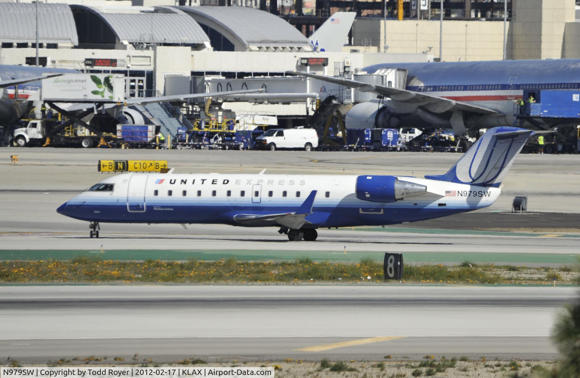 N979SW, 2004 Bombardier CRJ-200ER (CL-600-2B19) C/N 7954, Taxiing to gate at LAX
