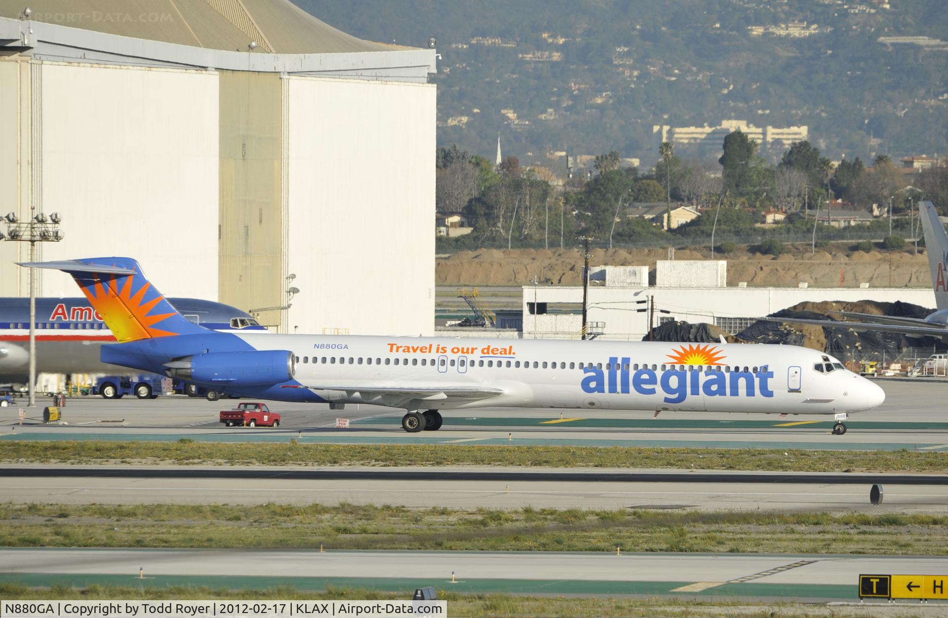N880GA, 1991 McDonnell Douglas MD-83 (DC-9-83) C/N 49625, Taxiing to gate at LAX