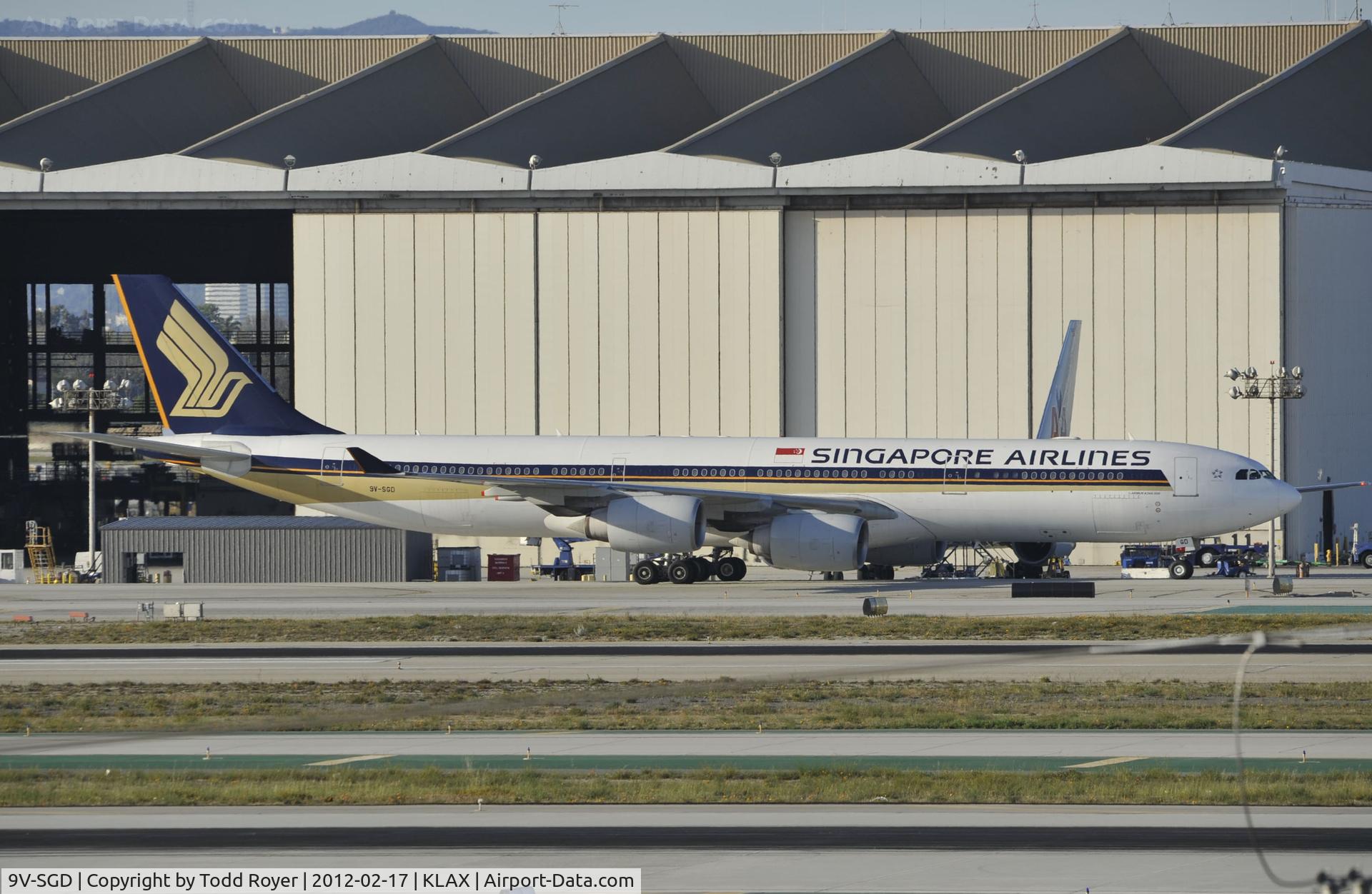 9V-SGD, 2004 Airbus A340-541 C/N 560, Taxiing to gate at LAX