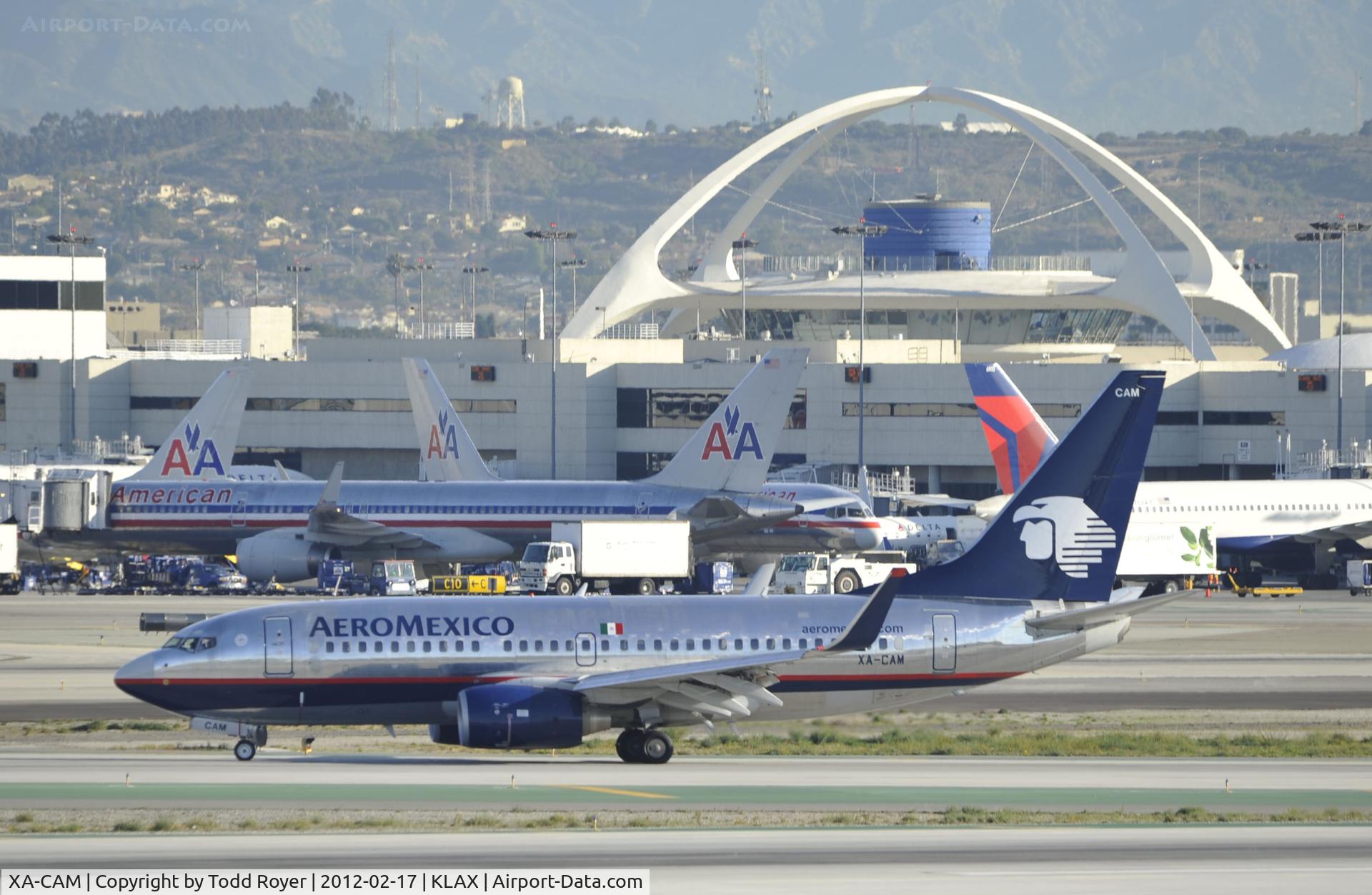 XA-CAM, 2003 Boeing 737-752 C/N 33785, Taxiing to gate at LAX