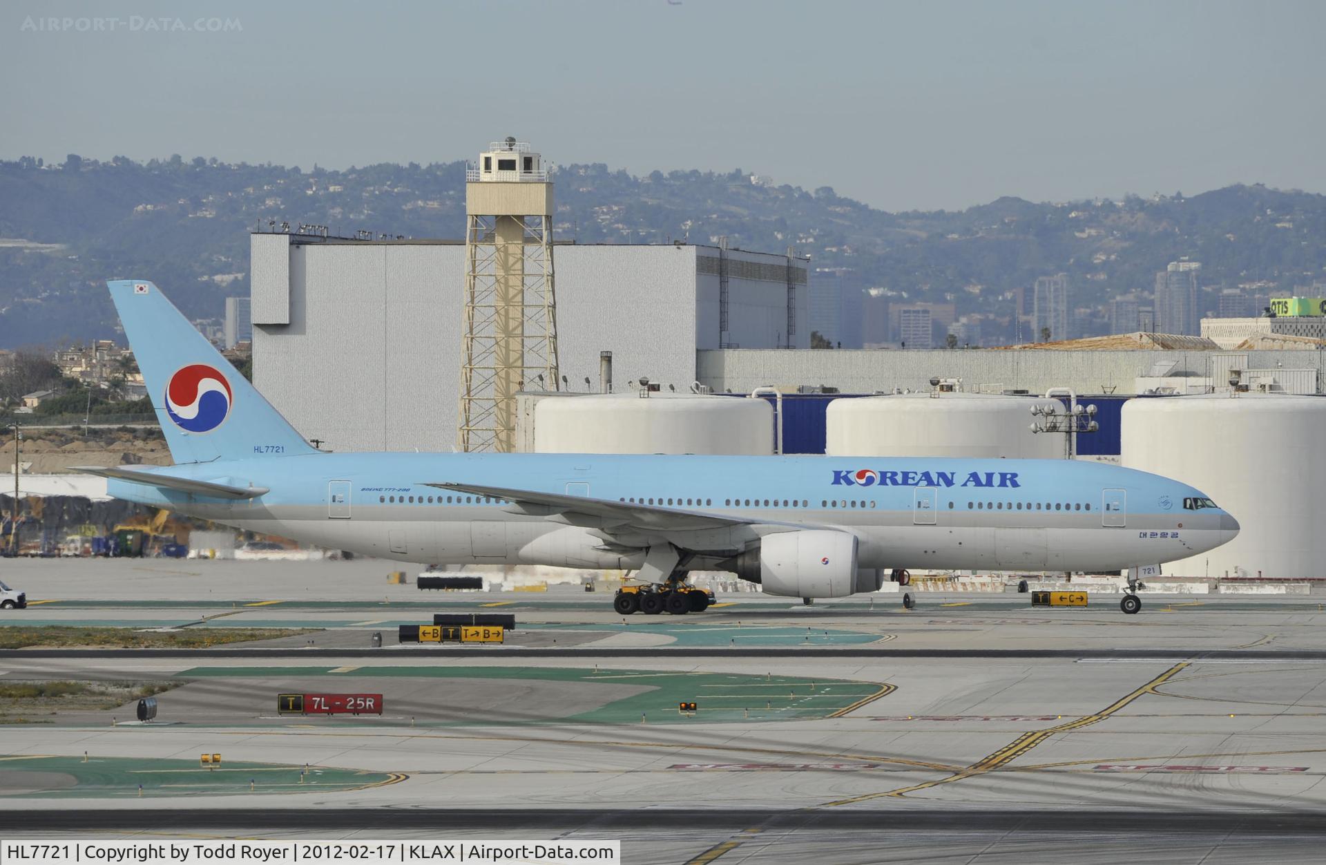 HL7721, Boeing 777-2B5/ER C/N 33727, Taxiing to gate at LAX