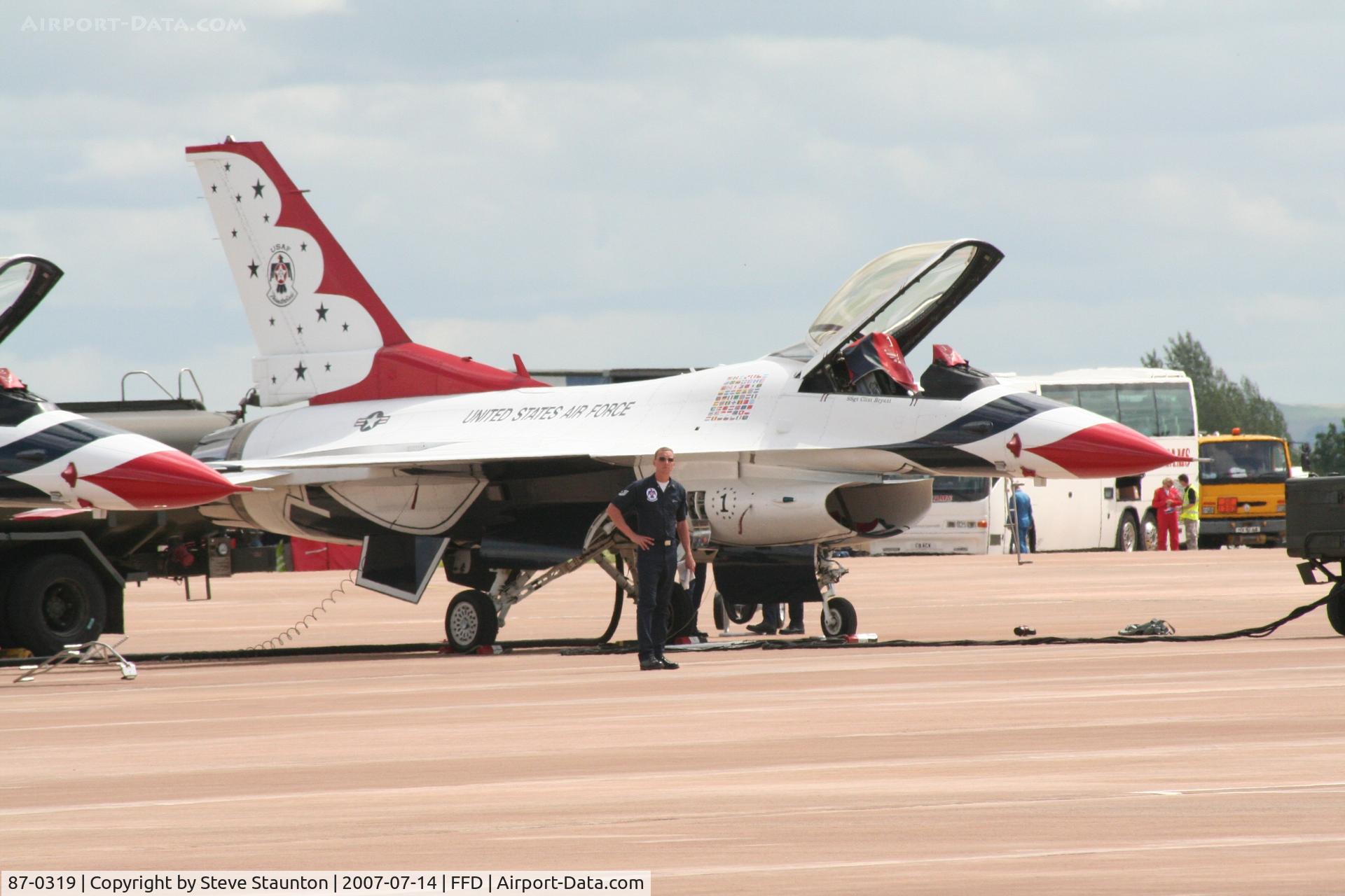 87-0319, 1987 General Dynamics F-16C Fighting Falcon C/N 5C-580, Thunderbirds on the flight line at Royal International Air Tattoo 2007