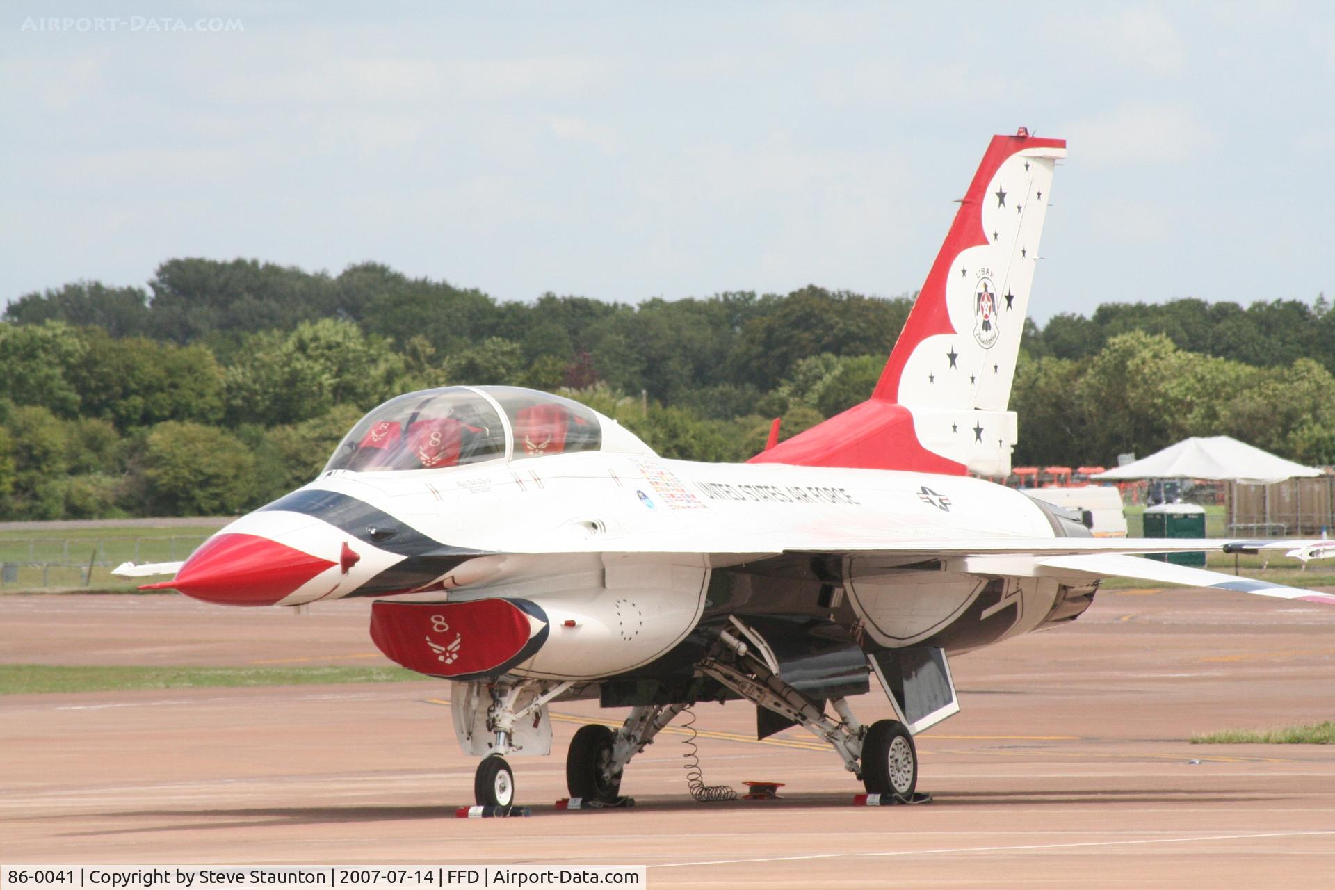86-0041, 1986 General Dynamics F-16D Fighting Falcon C/N 5D-45, Thunderbirds on the flight line at Royal International Air Tattoo 2007
