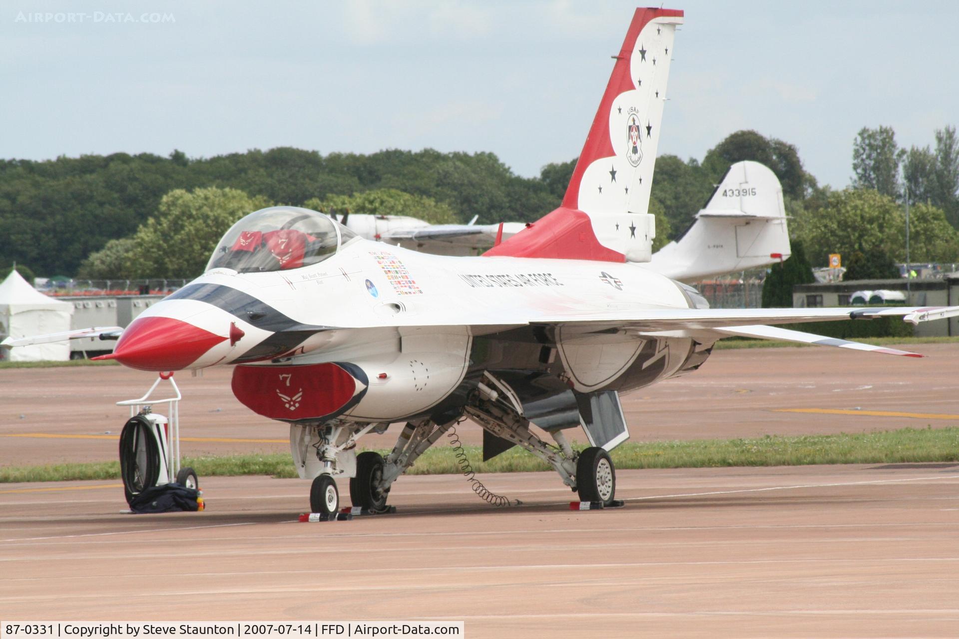 87-0331, General Dynamics F-16C Fighting Falcon C/N 5C-592, Thunderbirds on the flight line at Royal International Air Tattoo 2007