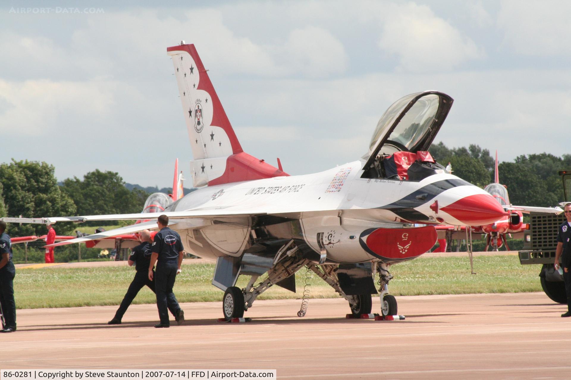 86-0281, 1986 General Dynamics F-16C Fighting Falcon C/N 5C-387, Thunderbirds on the flight line at Royal International Air Tattoo 2007