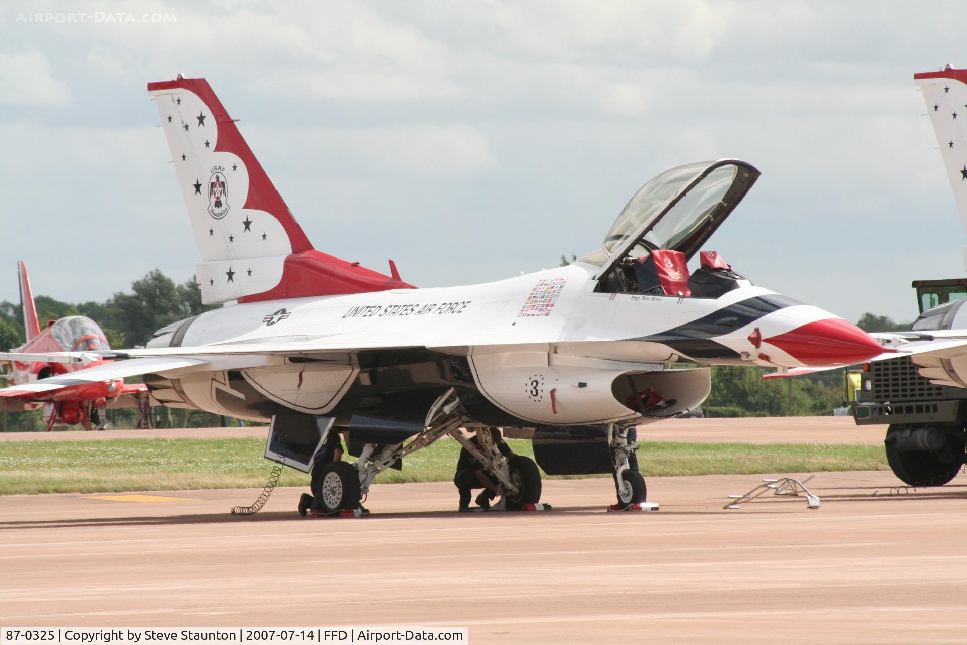 87-0325, 1987 General Dynamics F-16C Fighting Falcon C/N 5C-586, Thunderbirds on the flight line at Royal International Air Tattoo 2007