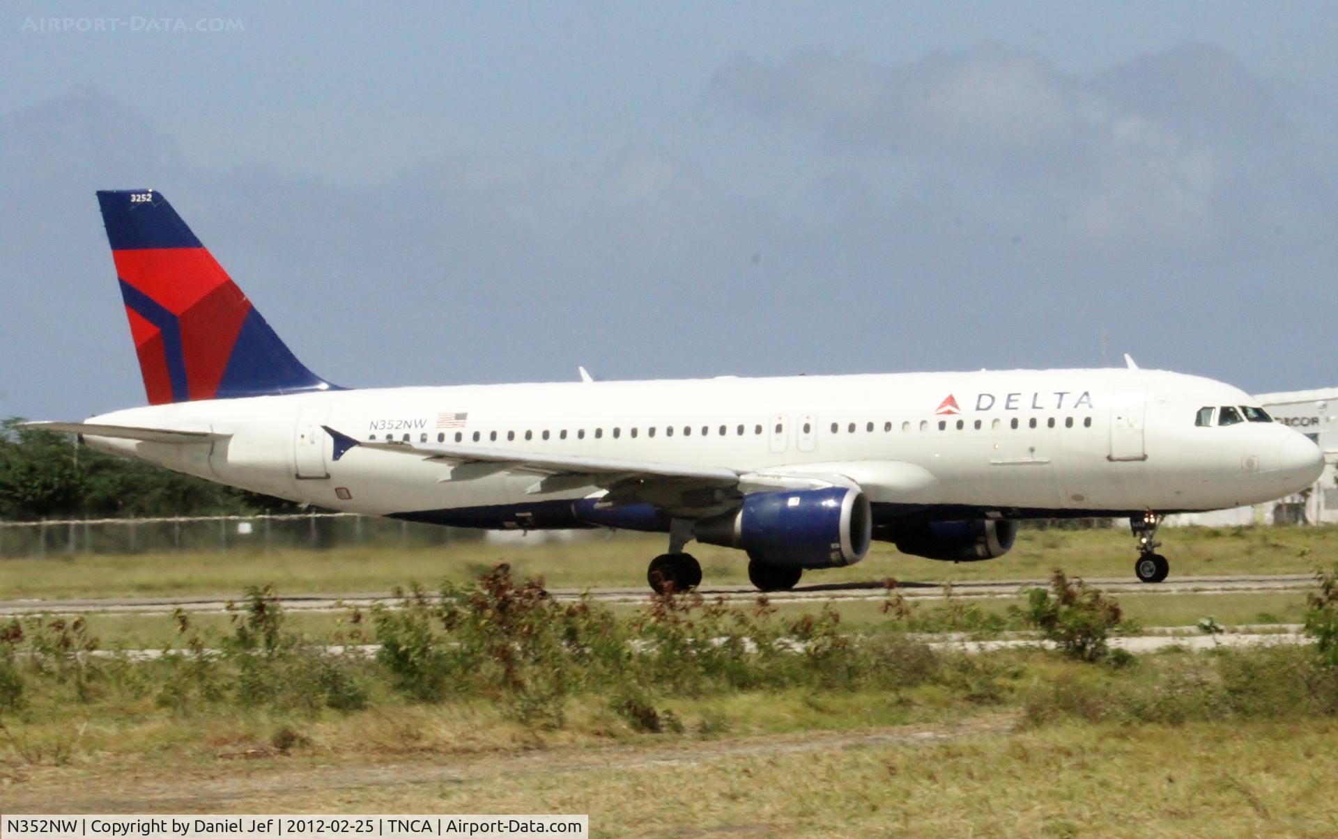 N352NW, 1998 Airbus A320-212 C/N 778, N352NW