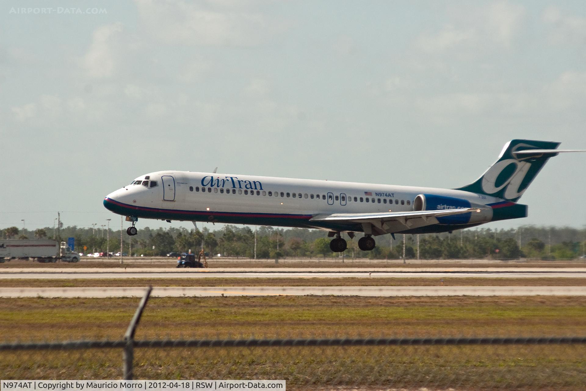 N974AT, 2002 Boeing 717-200 C/N 55034, 717 landing at RSW