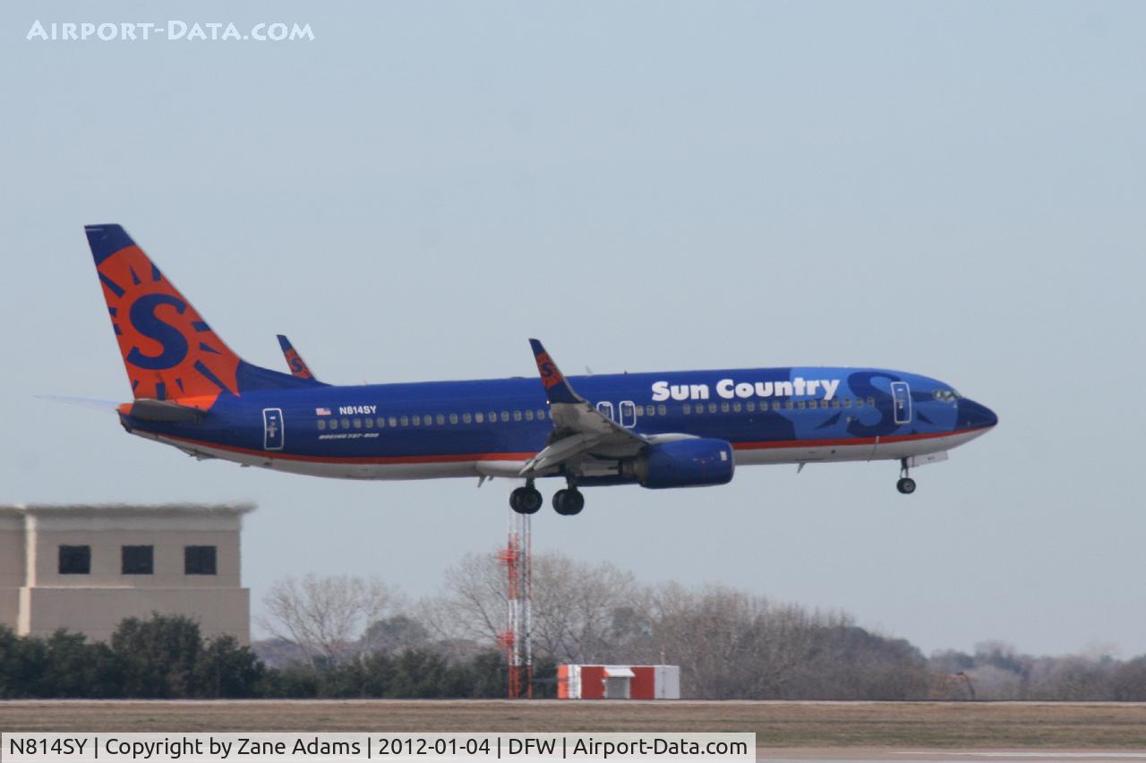 N814SY, 2001 Boeing 737-8BK C/N 30620, At DFW Airport
