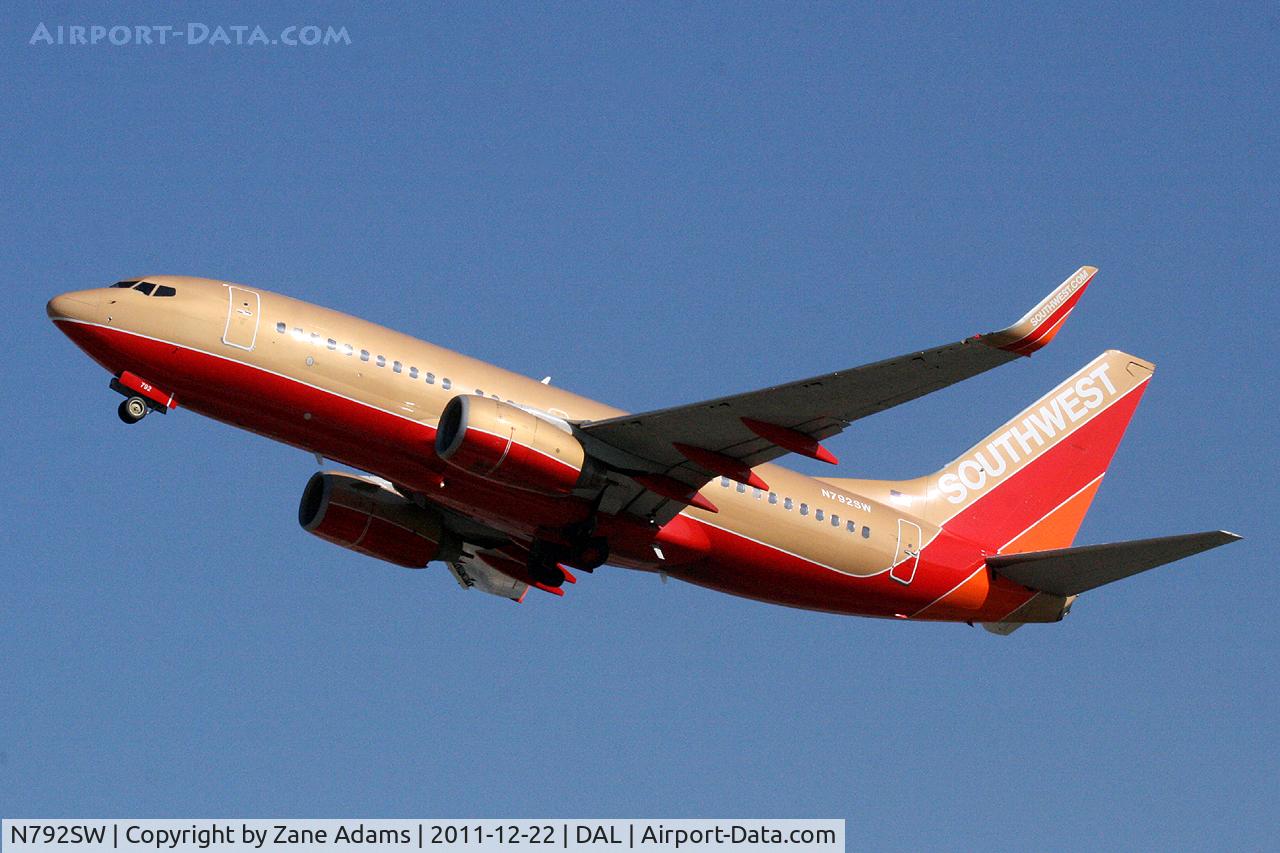 N792SW, 2000 Boeing 737-7H4 C/N 27887, At Love Field - Dallas This is the was the last aircraft delivered new in the original Soutwest Airlines livery and is one of three that will remain with this paint.