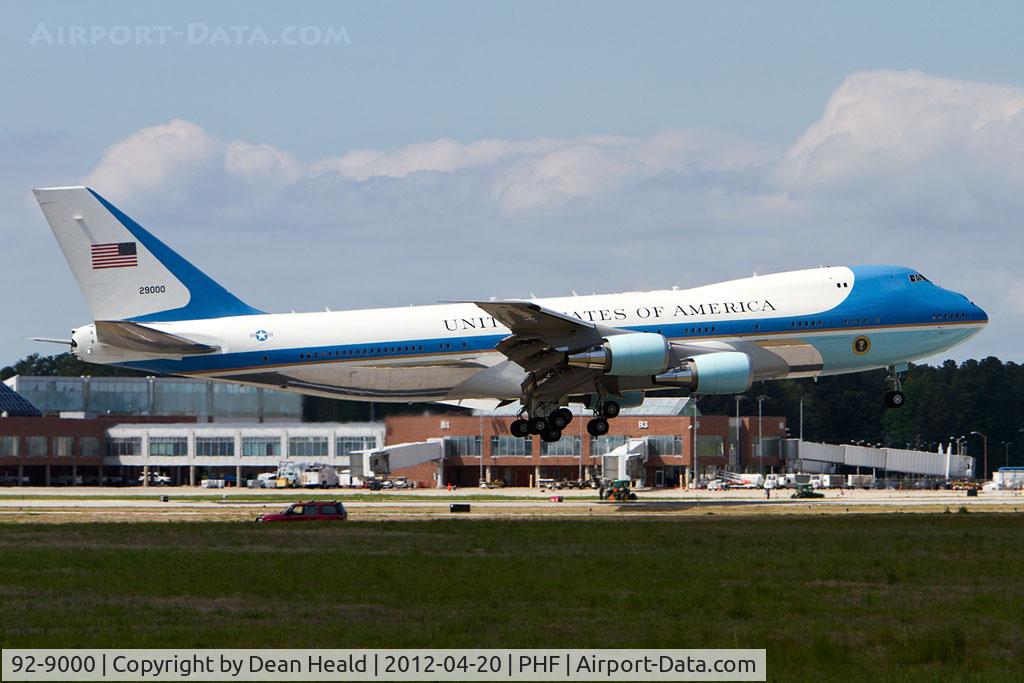 92-9000, 1987 Boeing VC-25A (747-2G4B) C/N 23825, SAM 29000 landing RWY 7, practicing touch-'n-go's.