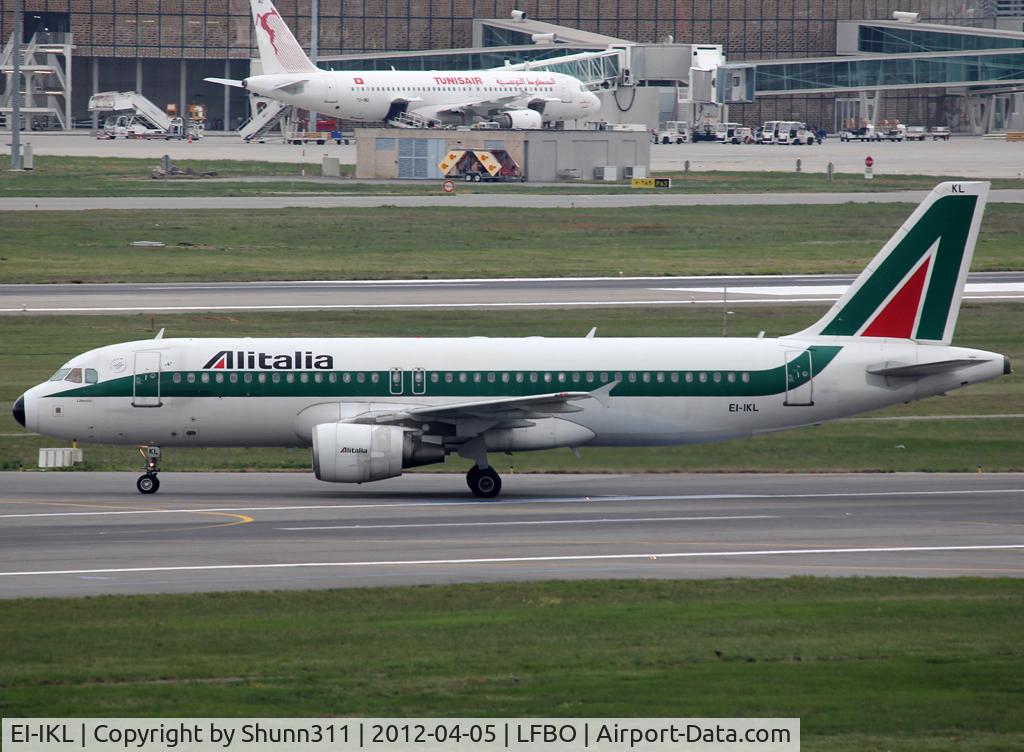 EI-IKL, 2001 Airbus A320-214 C/N 1489, Taxiing to the Terminal...