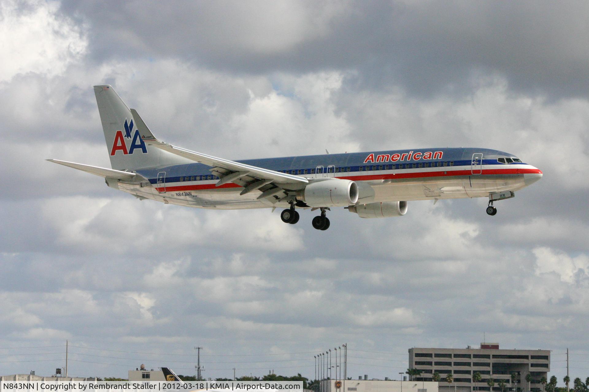 N843NN, 2010 Boeing 737-823 C/N 30906, Short final